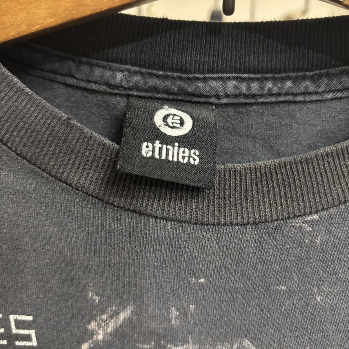 Vintage Vintage 90’s Faded And Distressed Etnies Skate T-Shirt Punk Size US M / EU 48-50 / 2 - 5 Thumbnail