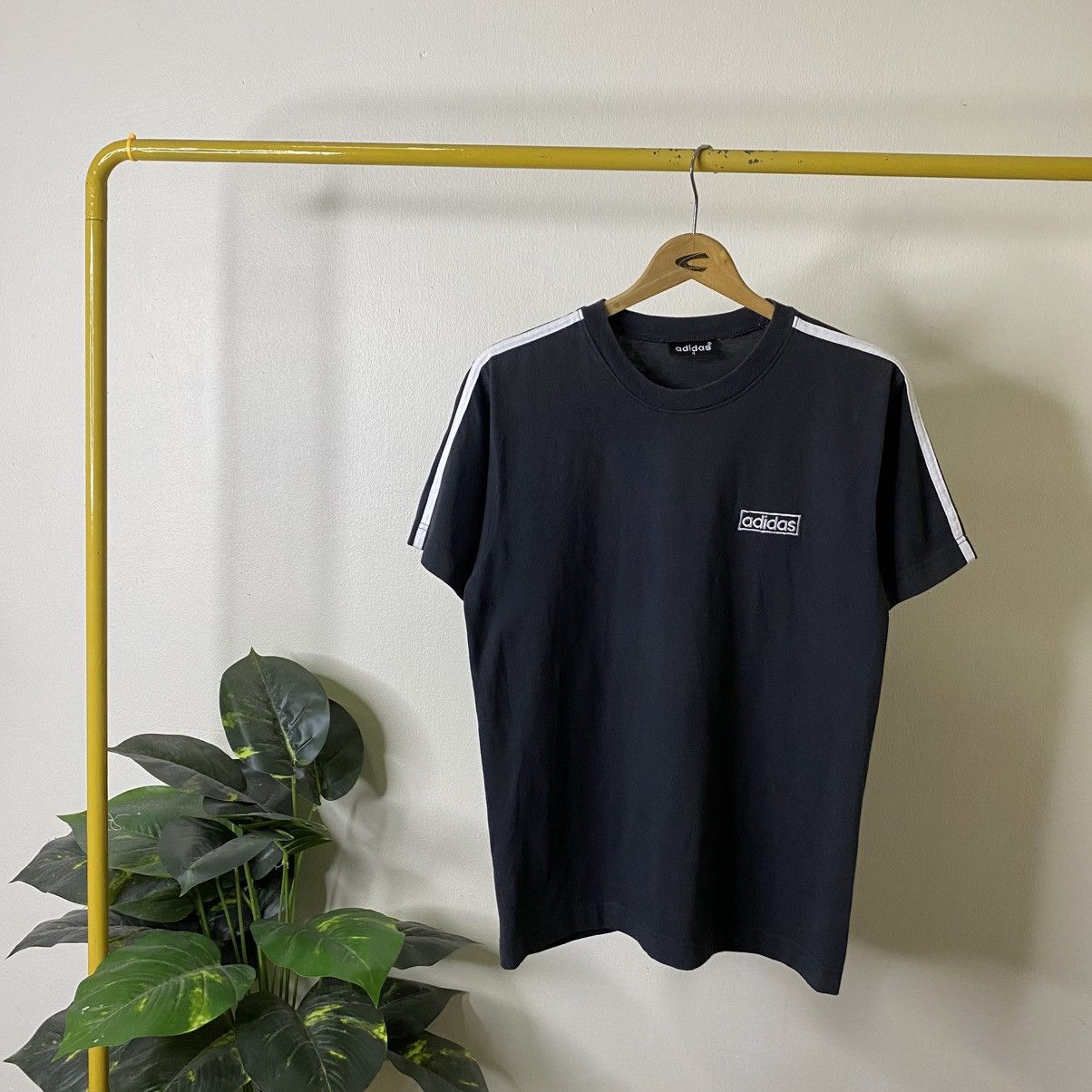 Adidas 1990s Adidas Essential Embroidered Logo T Shirt Size US M / EU 48-50 / 2 - 1 Thumbnail