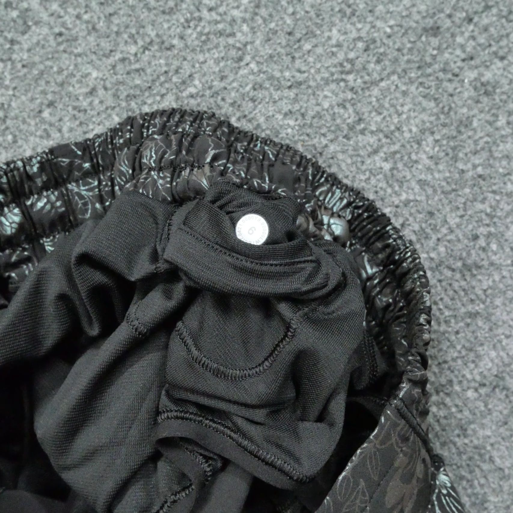 Lululemon Lululemon Shorts Womens 6 Black Green Floral Running Yoga Gym & Training Women 6 Black Size 28" / US 6 / IT 42 - 7 Thumbnail