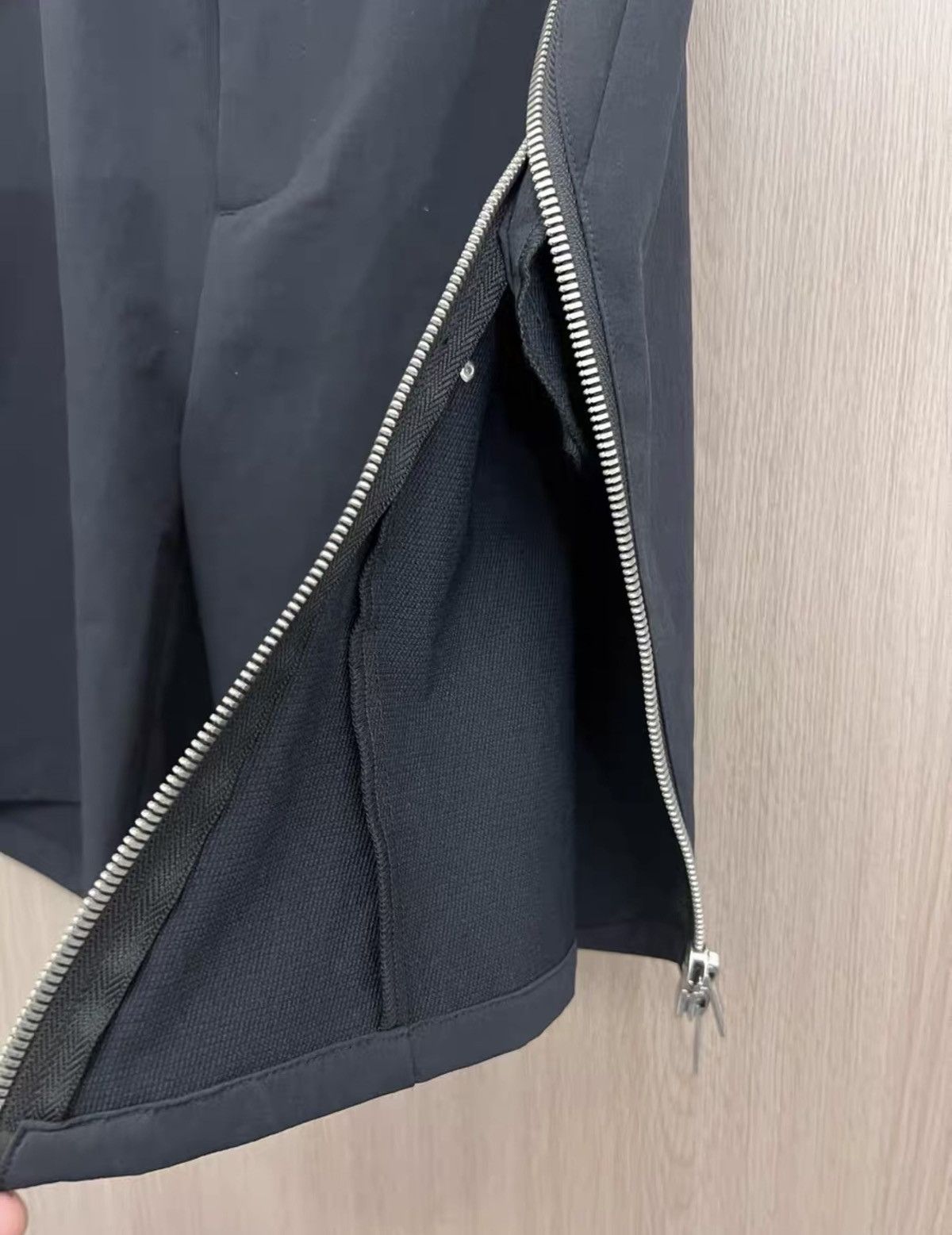 Heliot Emil Heliot Emil HE Woven Nylon Zip-Through Shorts Size US 32 / EU 48 - 4 Thumbnail