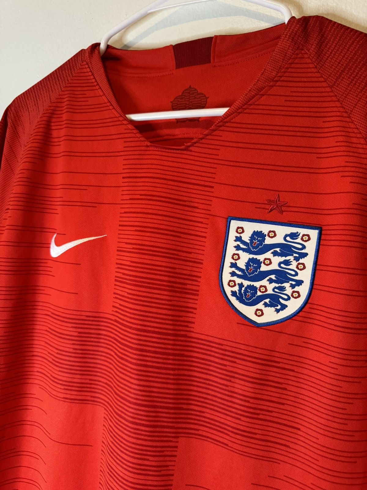 Nike ENGLAND 2018 2019 AWAY SHIRT SOCCER NIKE MENS JERSEY SIZE L Size US L / EU 52-54 / 3 - 2 Thumbnail