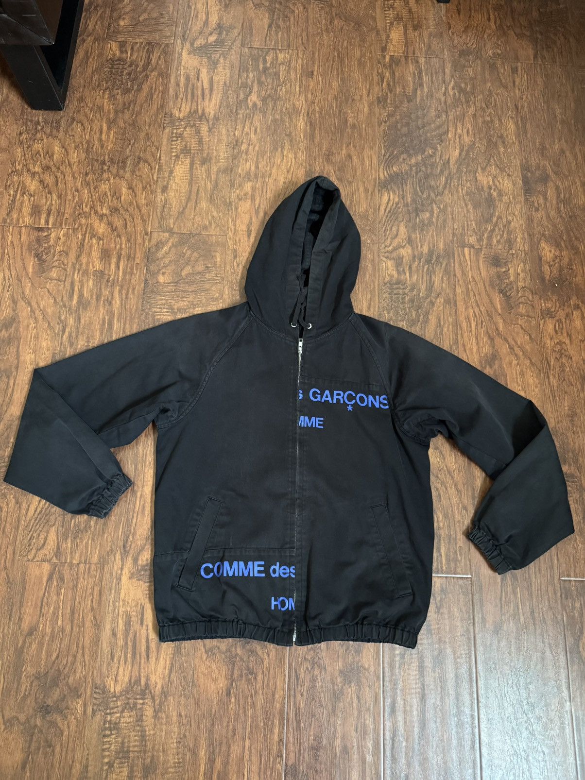 【COMME des GARCONS】ロゴ刺繍入りジップアップジャケット Comme Des Garçons Play logo-patch Zipped Hoodie | Black