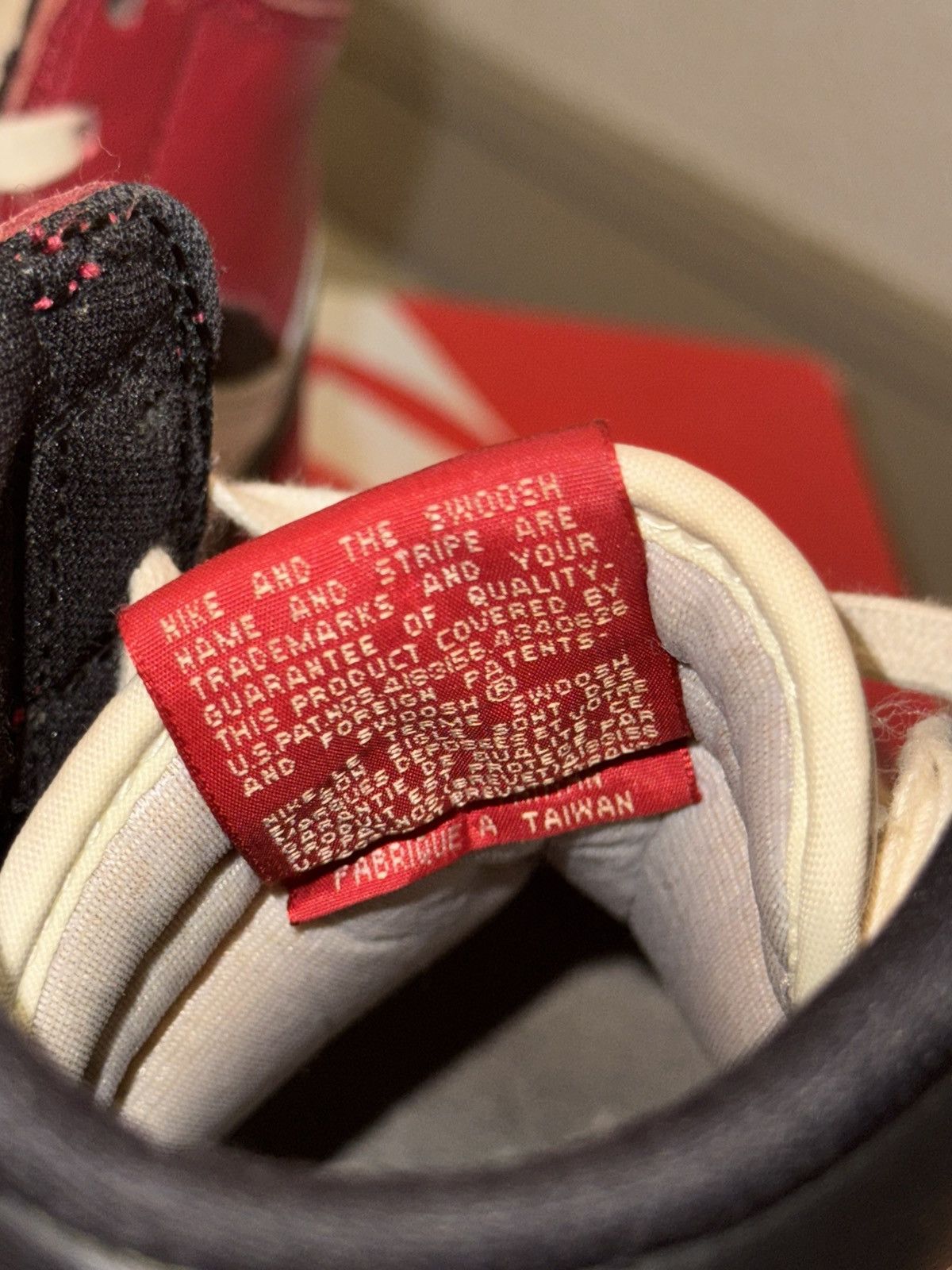 Jordan Brand very rare Nike Air Jordan 1 Retro High "Chicago" (1994) Size US 10 / EU 43 - 12 Thumbnail