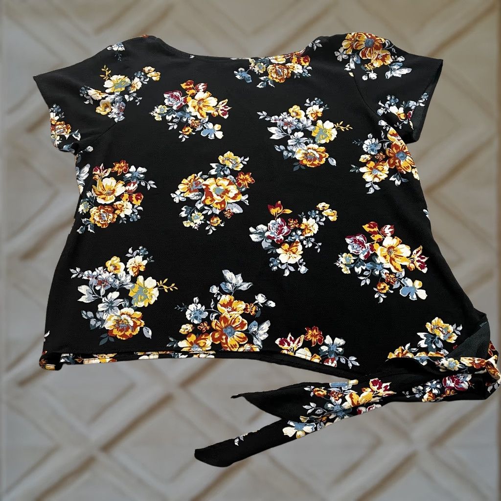 Vintage Passport Blouse Top womens 2X Black Floral Short Sleeve Ladies Hip Tie Knot Soft Size XXL / US 16-18 / IT 52-54 - 1 Thumbnail