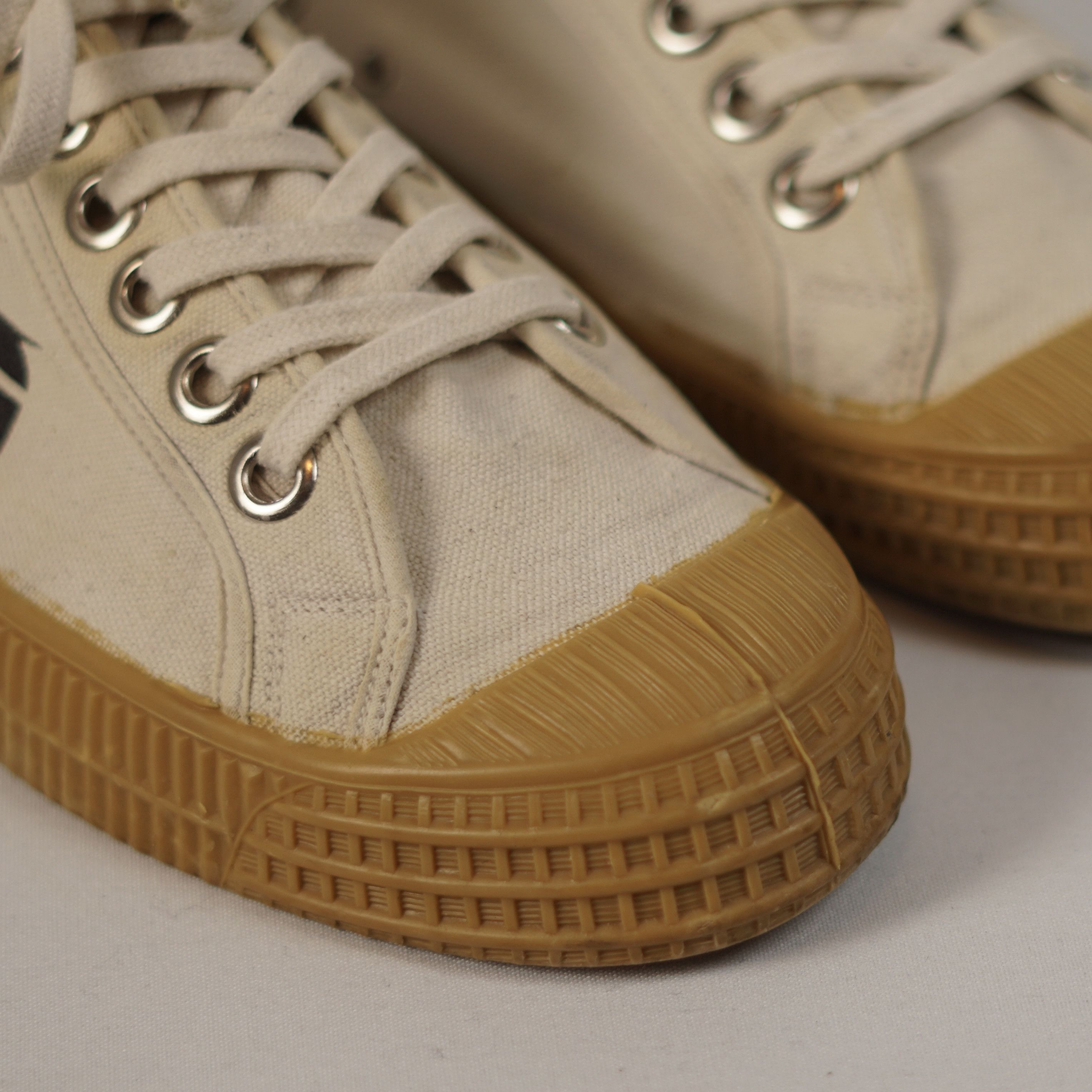 Comme des Garcons CDG × Novesta Canvas Low-Top Sneakers Size US 9 / EU 42 - 8 Thumbnail
