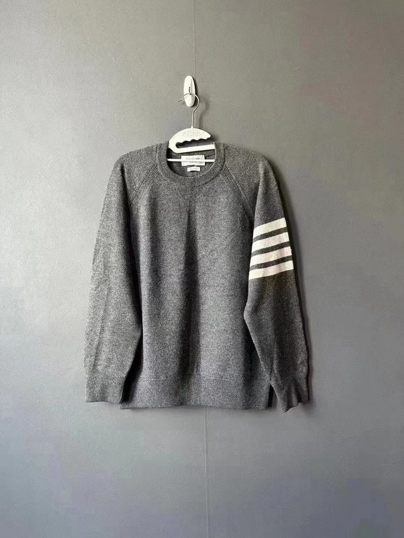 Thom Browne Thom BrowneMedium-gray cashmere sweater 2503-Nextarrow Size US L / EU 52-54 / 3 - 1 Thumbnail