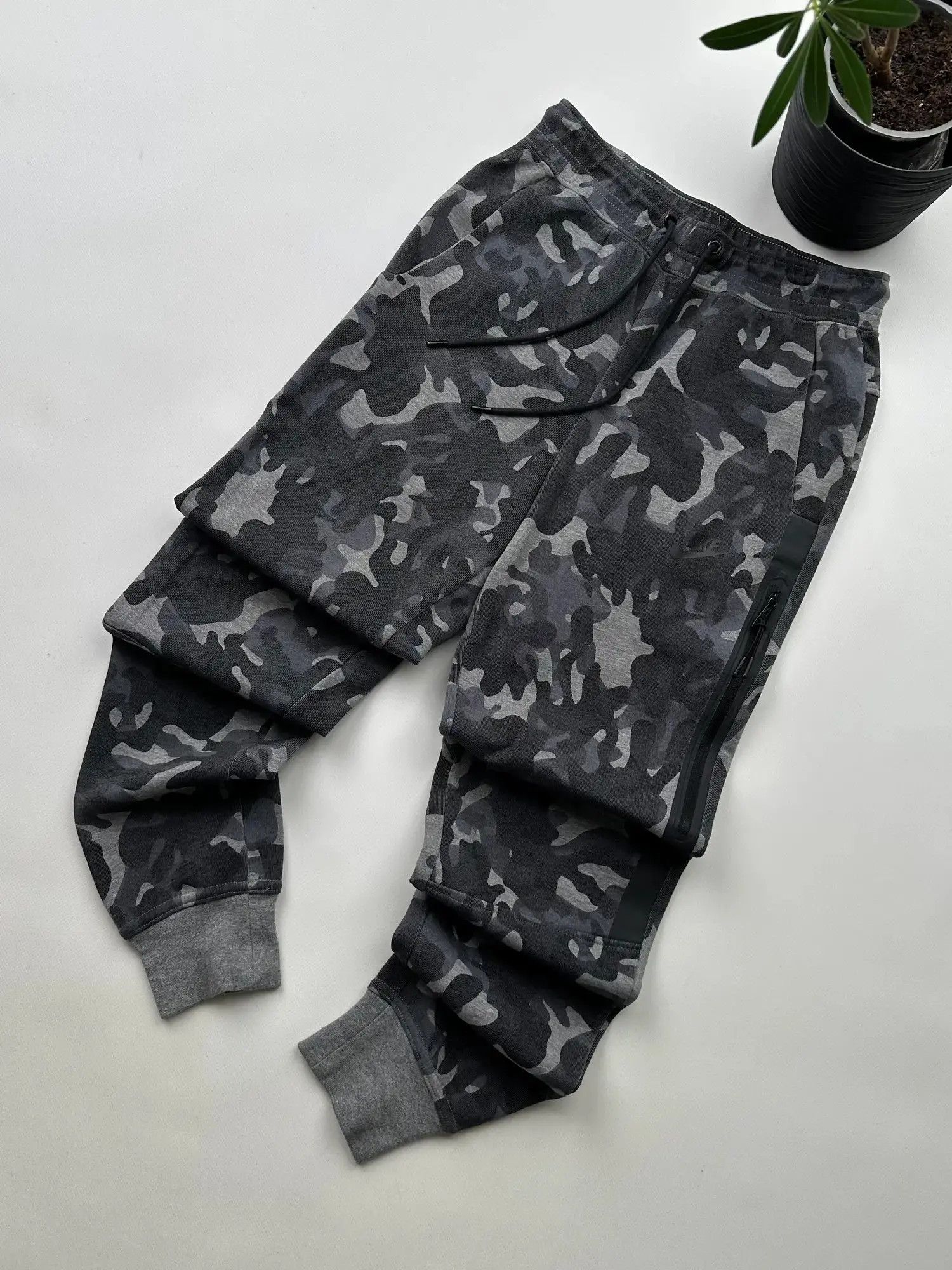 Nike Nike Tech Fleece Sweatpants (226) Size US 28 / EU 44 - 1 Thumbnail