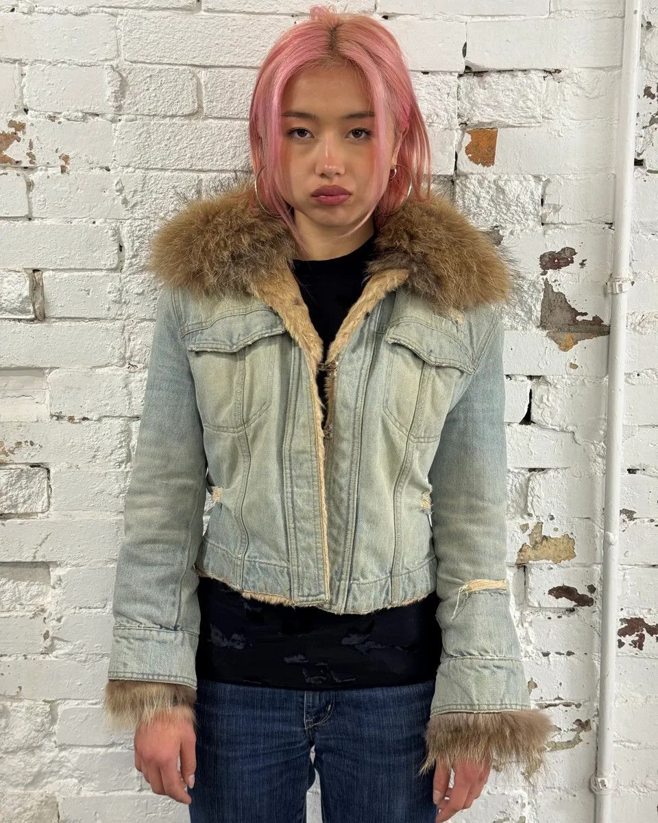 Dolce & Gabbana 2000s Dolce & Gabbana Light Blue Denim Fur-Collar Distressed Denim Jacket Size XS / US 0-2 / IT 36-38 - 2 Thumbnail