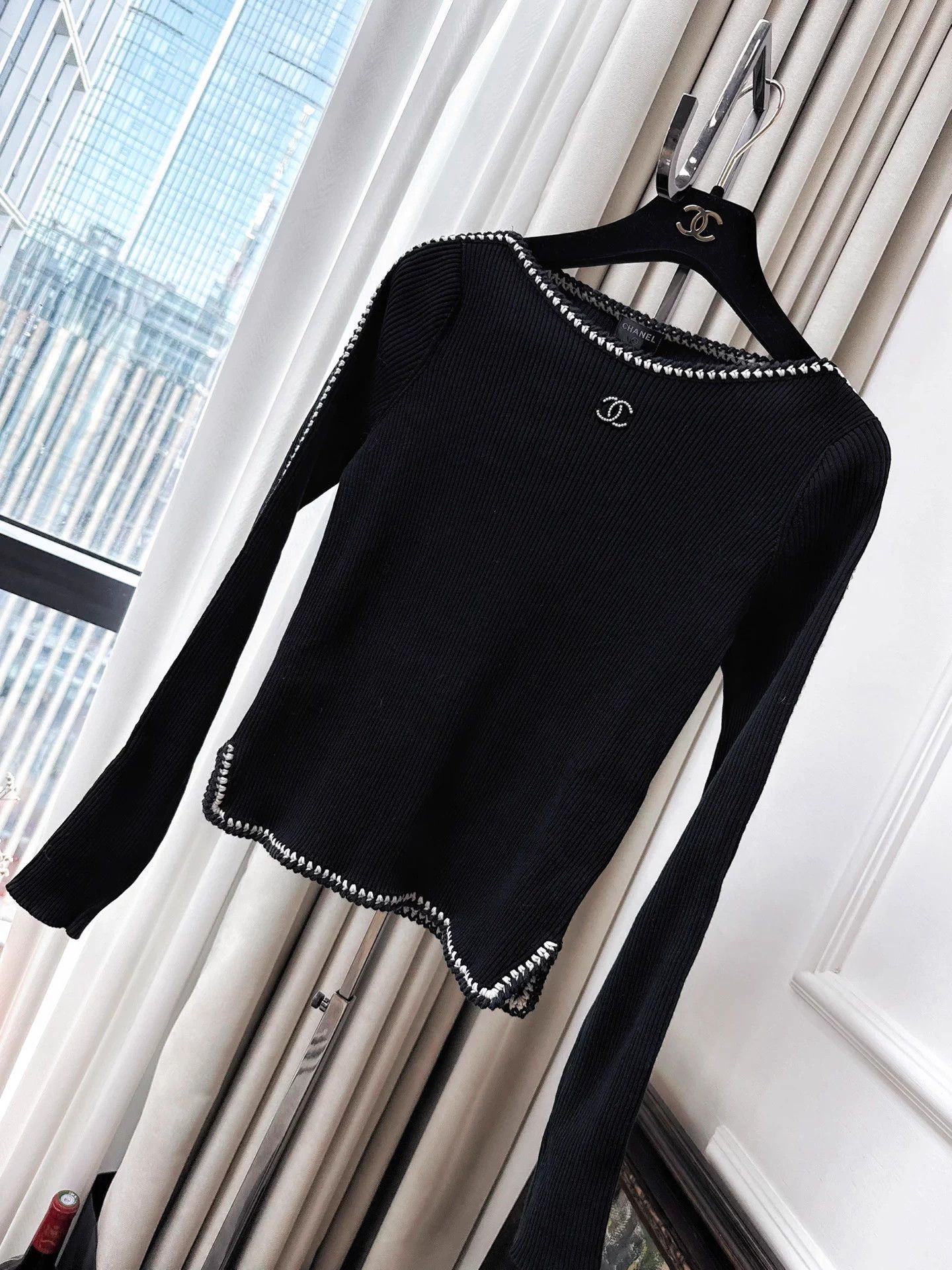 Chanel Chanel 22C Black White Trim L/S Small Logo Sweater 36 Size XS / US 0-2 / IT 36-38 - 8 Thumbnail