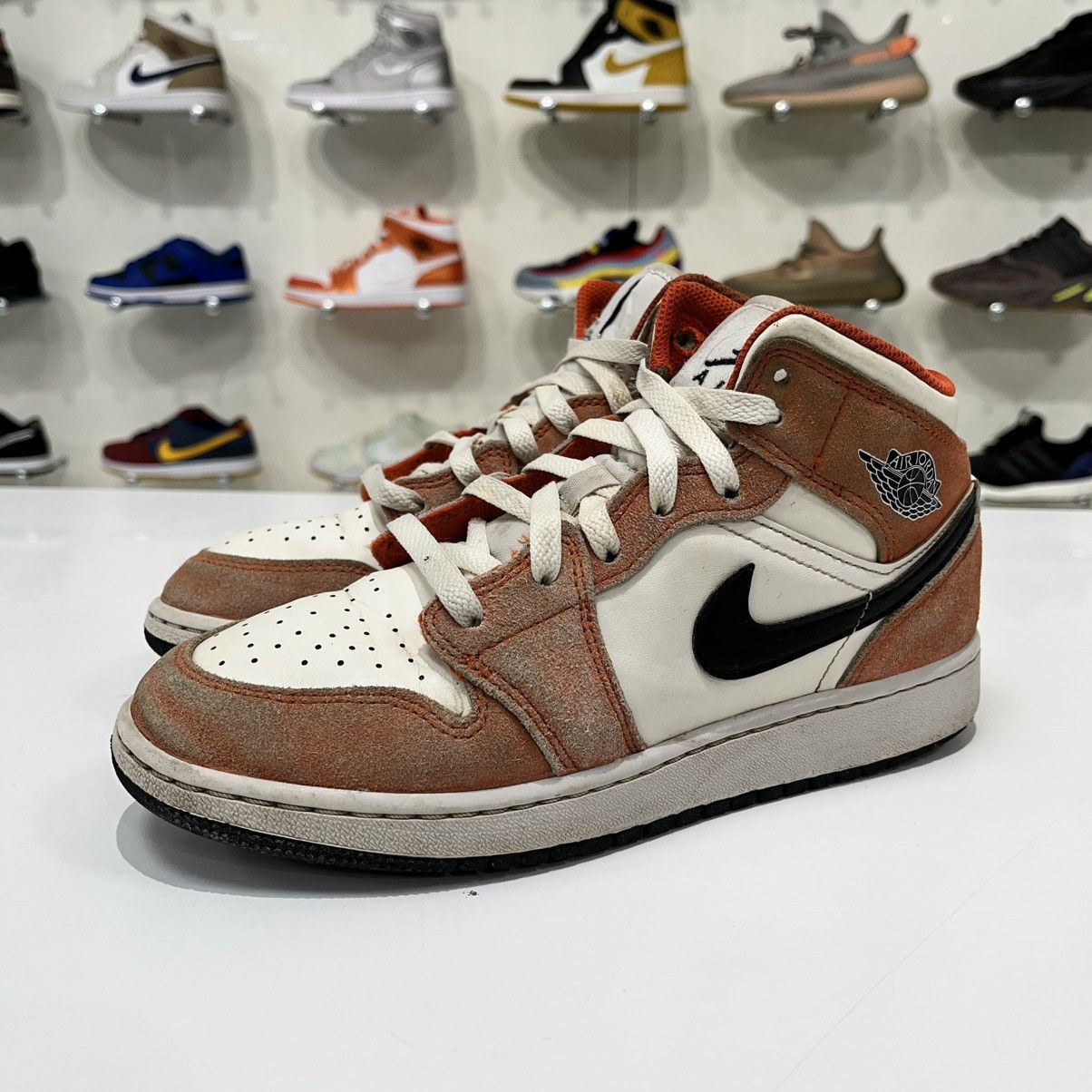 Nike Air Jordan 1 Mid SE Orange Suede (GS) Size US 5 / EU 37 - 2 Thumbnail
