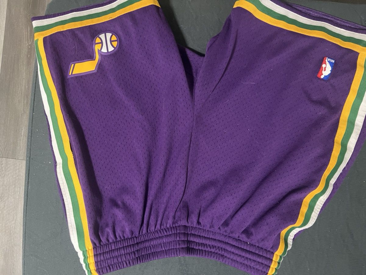 Mitchell & Ness Mitchell & Ness Men's Shorts Utah Jazz, Hardwood Classics Size US 34 / EU 50 - 5 Thumbnail