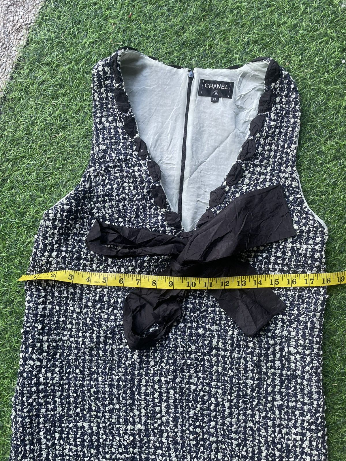 Chanel Authentic CHANEL 2019 tweed V-neck mini dress Size XS / US 0-2 / IT 36-38 - 4 Thumbnail