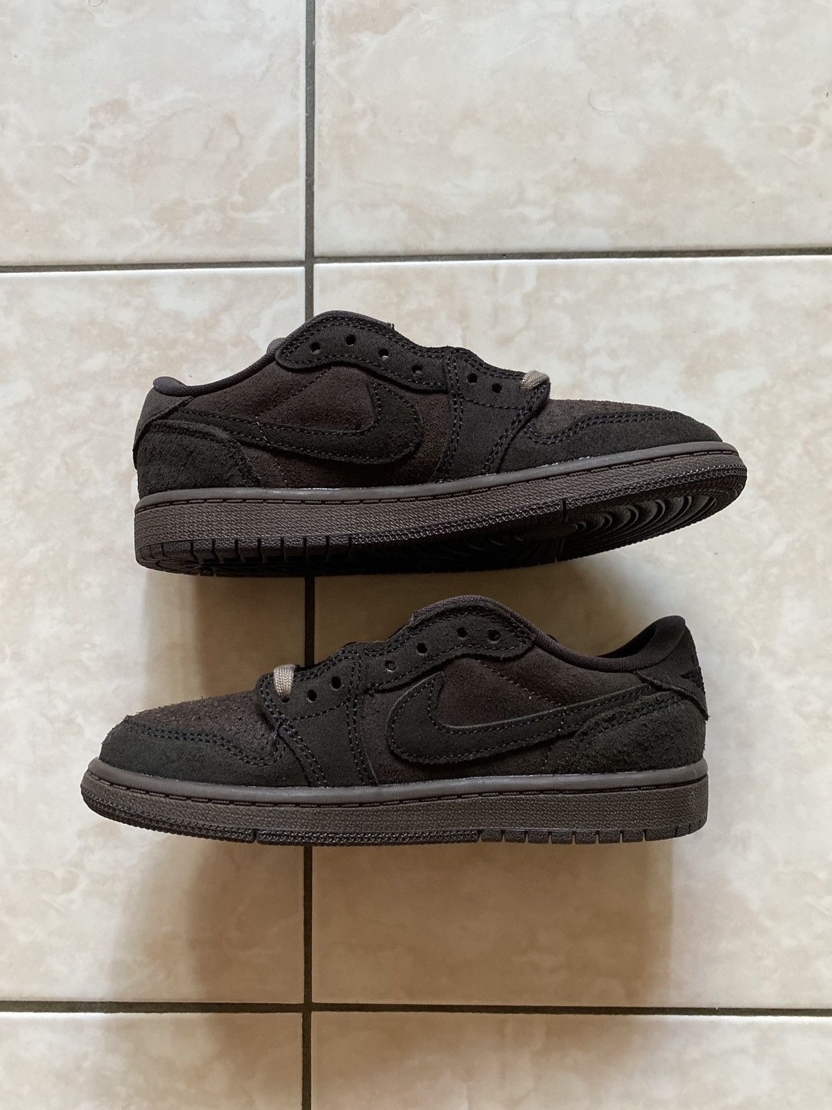 Jordan Brand × Nike Nike Air Jordan 1 Low x Travis Scott Velvet Brown (PS) Size US 5 / EU 37 - 1 Thumbnail