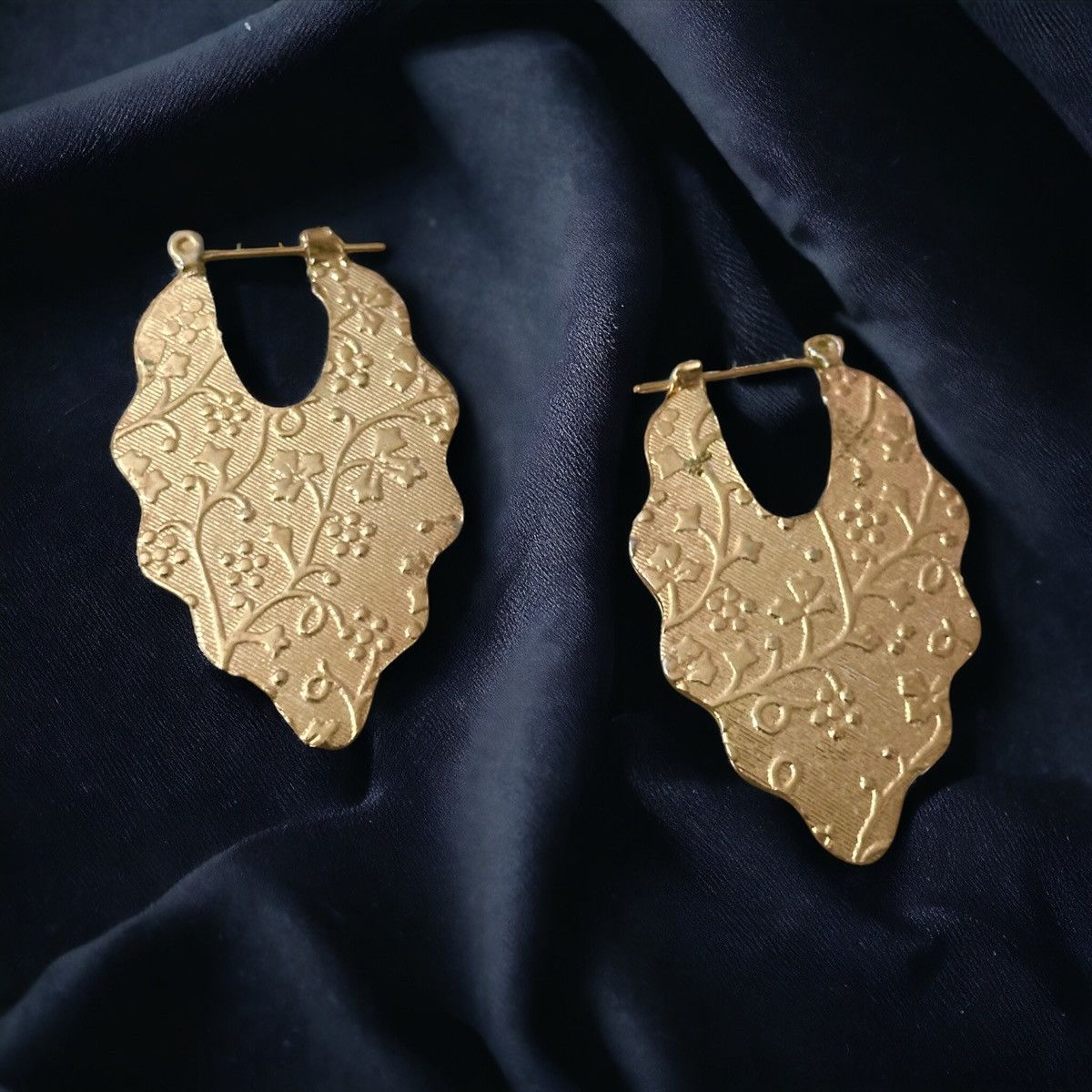 Other Gold tone patterned leaf scalloped hoop earrings Size ONE SIZE - 1 Thumbnail