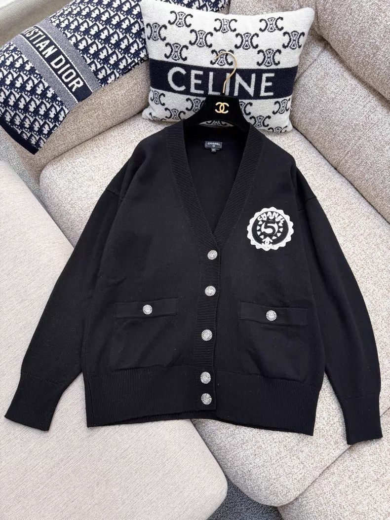 Chanel Chanel No. 5 badge embroidery long-sleeved knitted cardiga Size XXS / US 00 / IT 34 - 2 Thumbnail