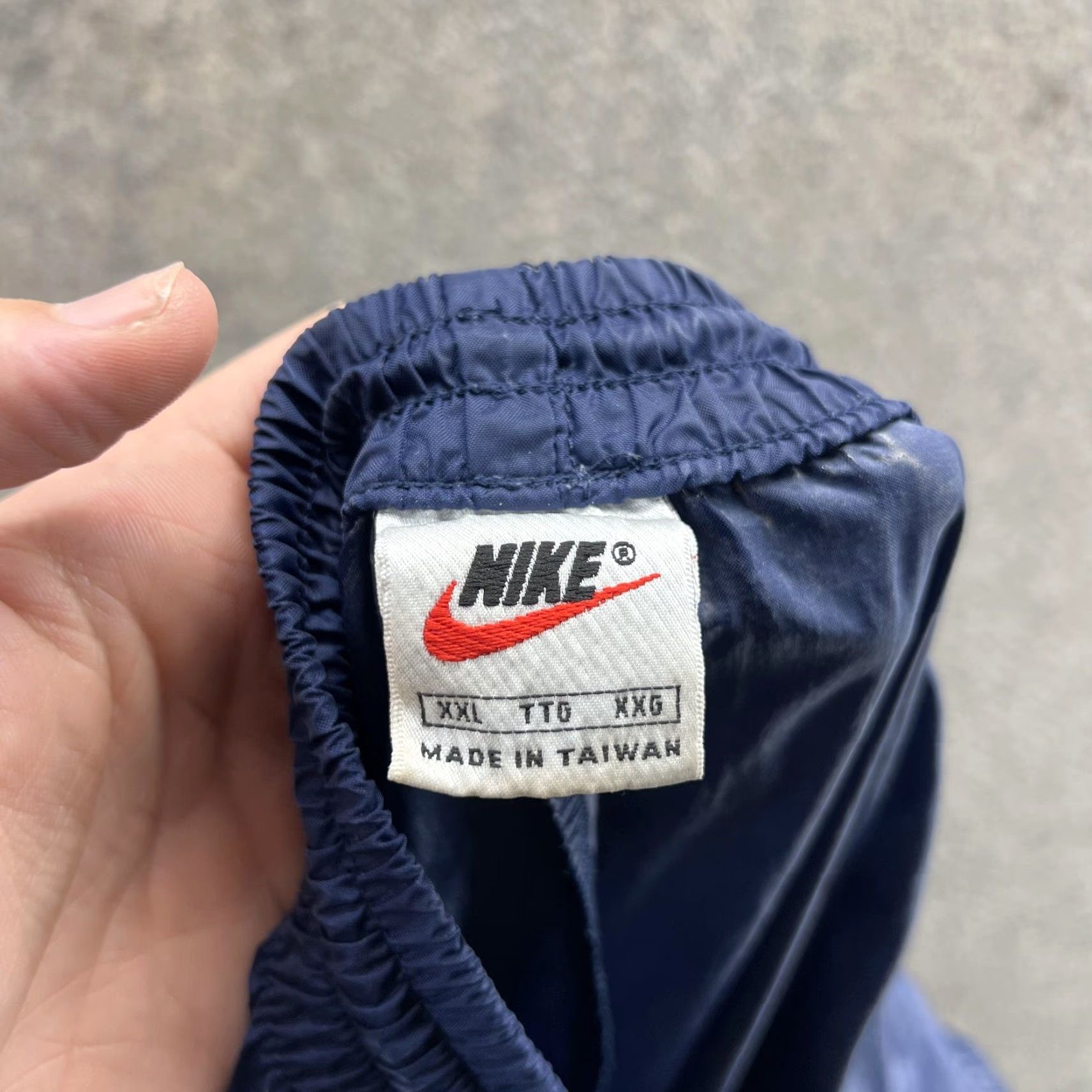 Nike VINTAGE Nike Pants Mens 2XL Blue Nylon Track 90s Side Stripe Athletic Lightweight Elastic Waist 31 Inseam Mens Size US 39 - 2 Thumbnail