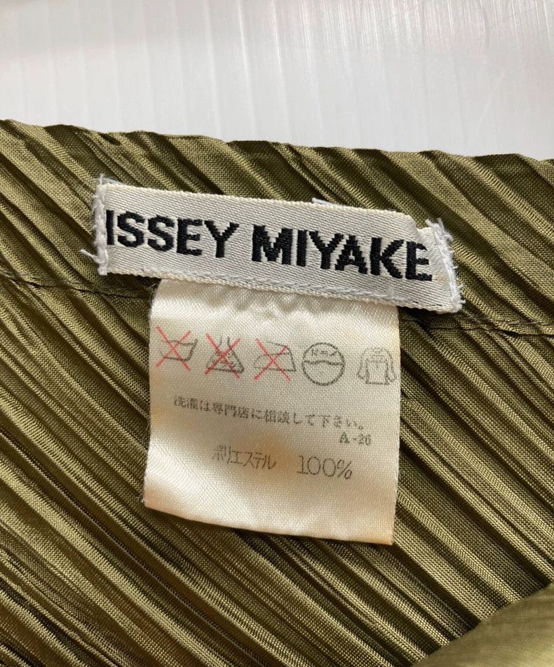 Issey Miyake Issey Miyake Dark green slanted pleated deformed top Size M / US 6-8 / IT 42-44 - 4 Thumbnail