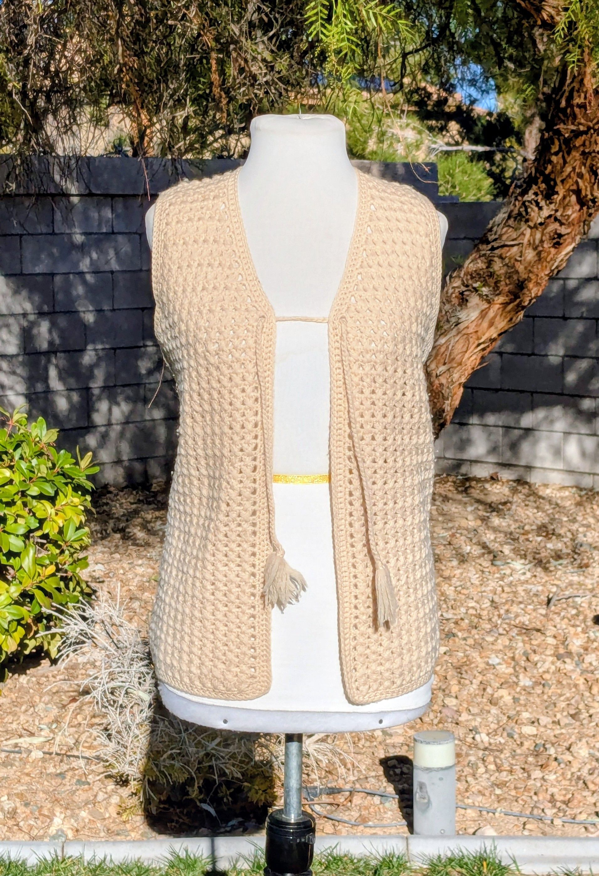 Vintage Vintage Crocheted Ivory Charles & Co Wool Knit 1970's Vest Size M / US 6-8 / IT 42-44 - 1 Thumbnail