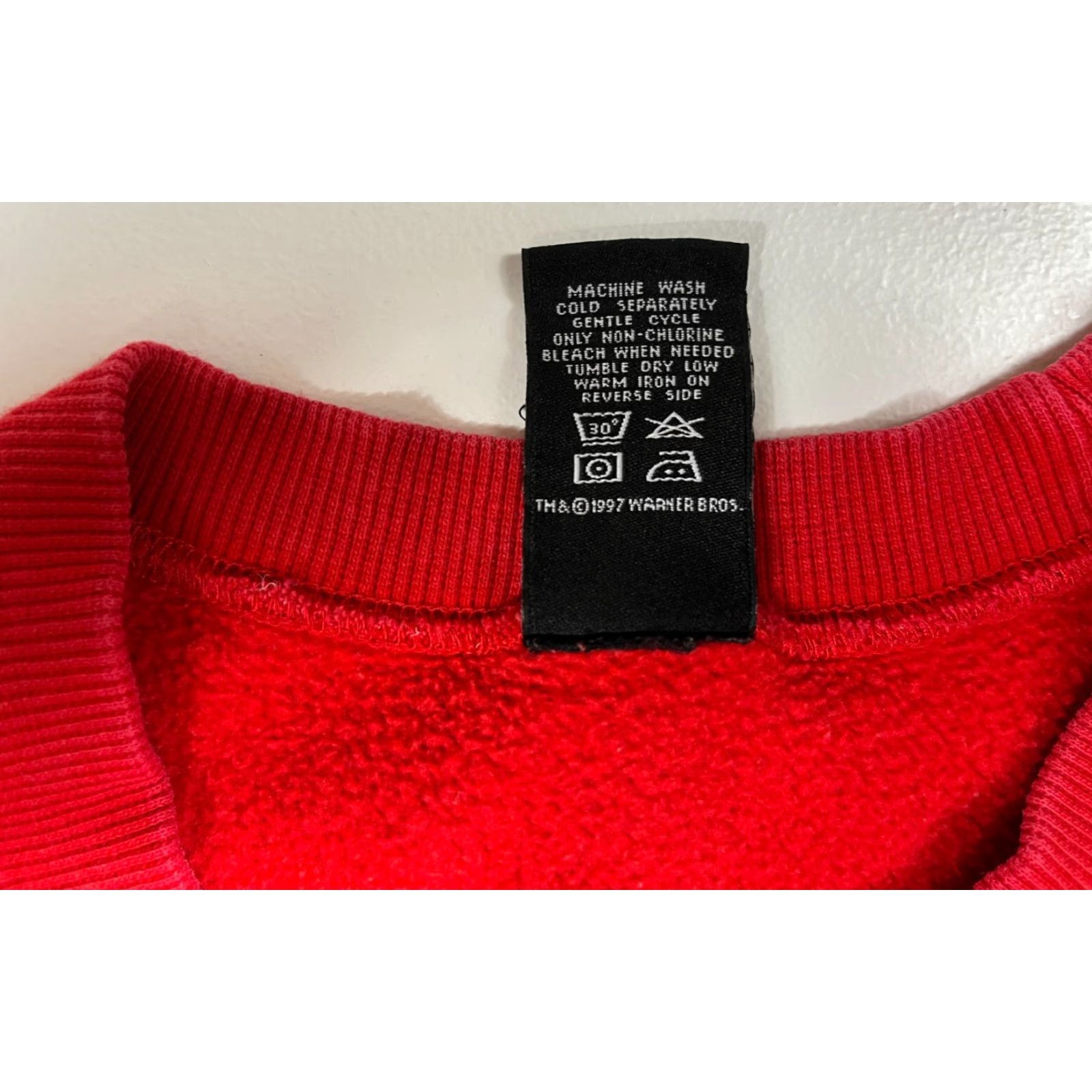 Vintage VINTAGE Warner Bros. Studio Store Sweatshirt Unisex Adult 1997 Crew Neck Red 85% Cotton 15% Polyester Cartoon 90s USA Crewneck Sweatshirt Mens Womens Size US L / EU 52-54 / 3 - 5 Thumbnail