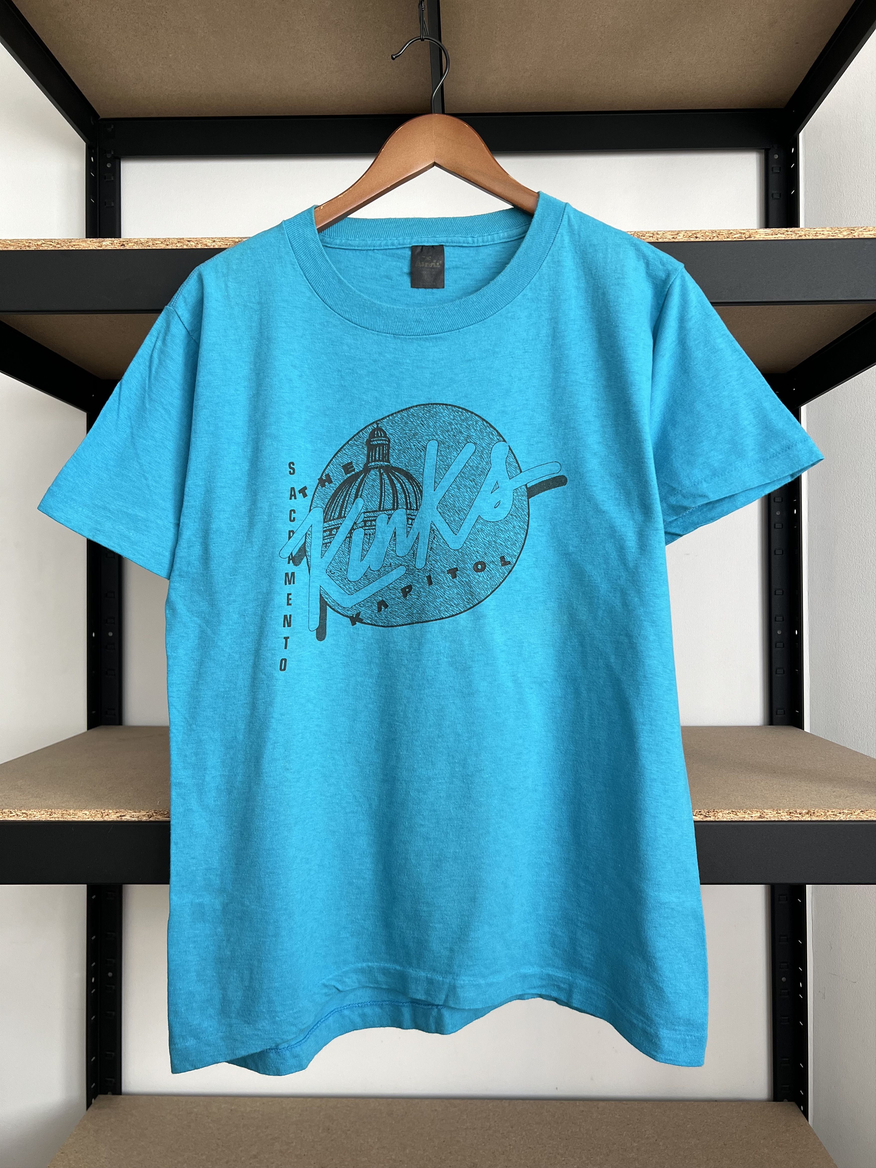 Band Tees Vintage 80s The Kinks Sacramento Kapitol Blue T-shirt Size US M / EU 48-50 / 2 - 1 Thumbnail
