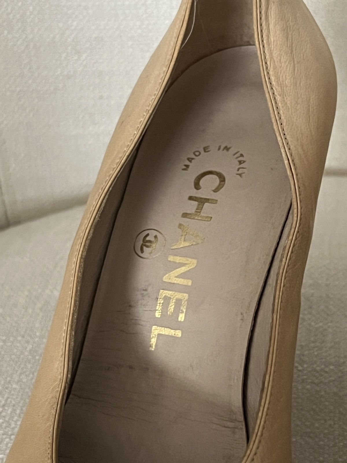 Chanel Classic Chanel Beige and Black Heels Size US 5 / IT 35 - 6 Thumbnail