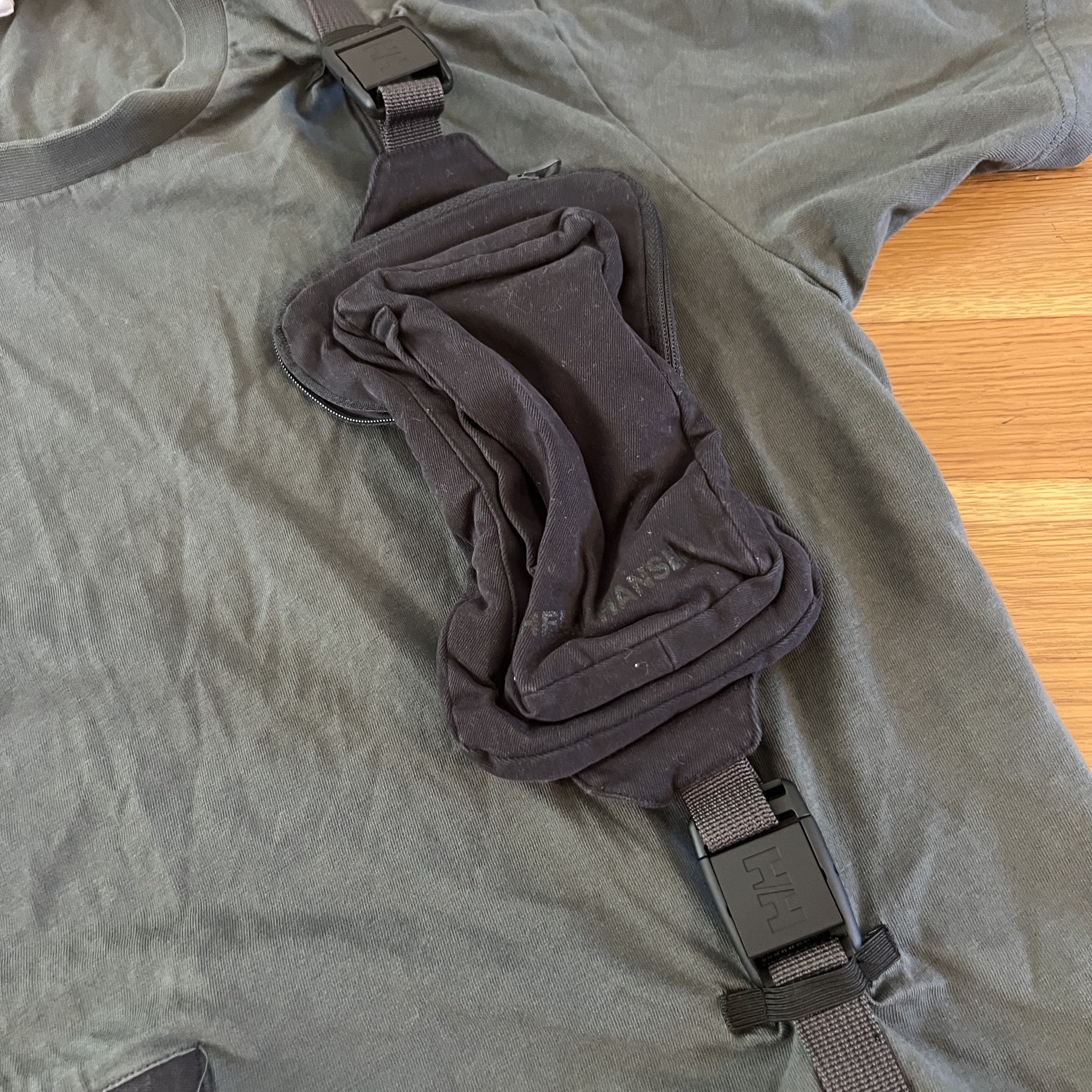 Helly Hansen T-Shirt w/Removable Crossbody Bag - Men's Small/Medium Size US S / EU 44-46 / 1 - 2 Thumbnail