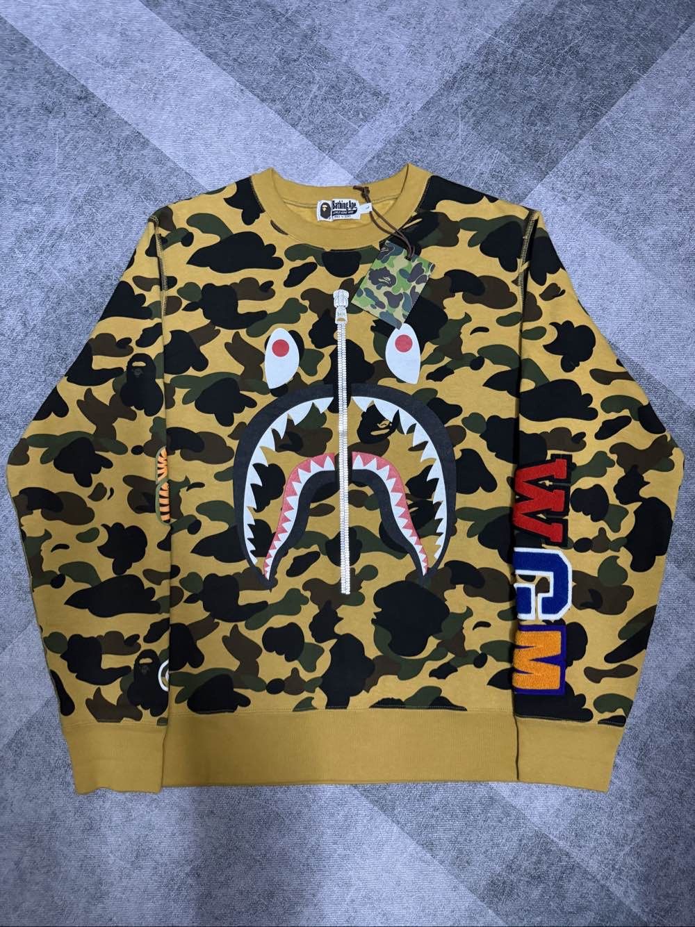 Bape A Bathing Ape Shark Camo Sweatshirt Size L Size US L / EU 52-54 / 3 - 1 Thumbnail