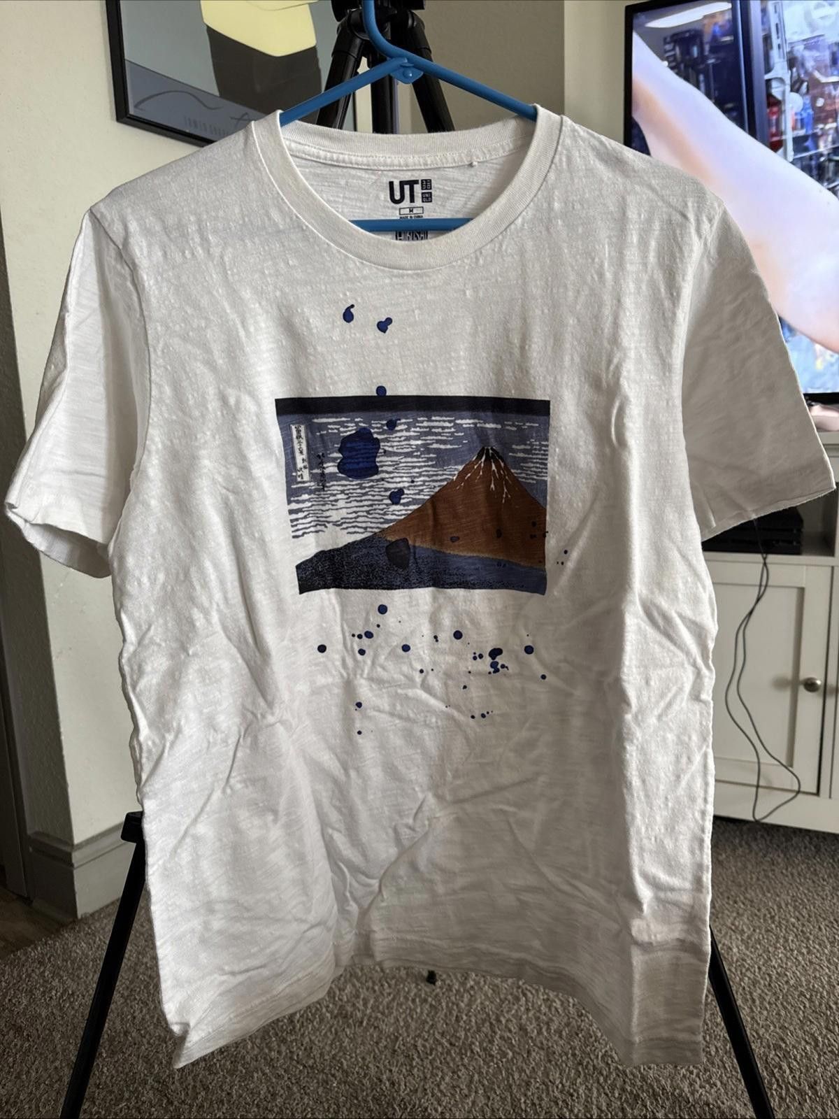 Uniqlo Uniqlo Hokusai Blue Shirt Mens M Blue Mt Fuji Graphic Tee Size US M / EU 48-50 / 2 - 1 Thumbnail