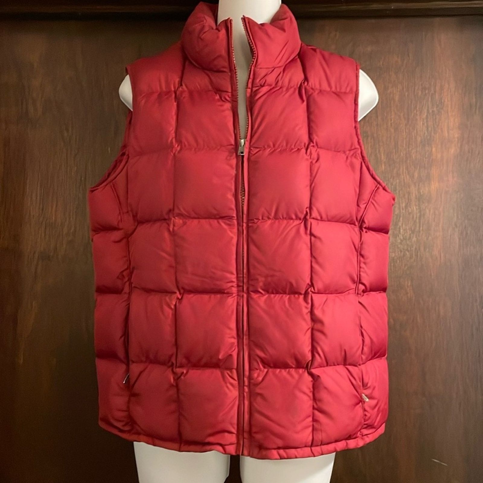 Eddie Bauer Eddie Bauer Women's Medium Maroon Puff Down Vest Zipper Size M / US 6-8 / IT 42-44 - 1 Thumbnail