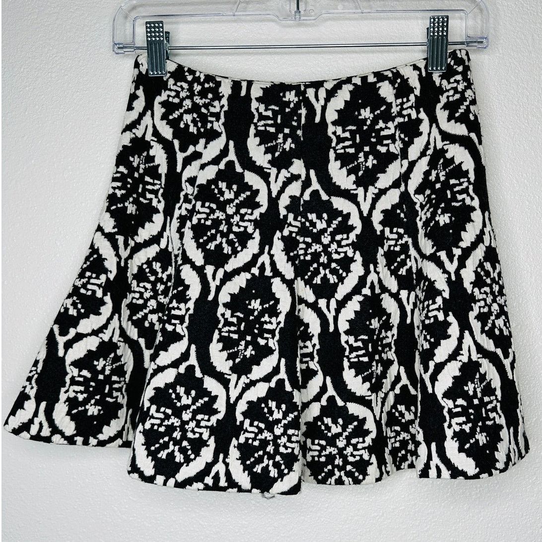 Other Lovers + Friends Tatum Black & White Jacquard Mini Skirt XS Size 23" - 1 Thumbnail