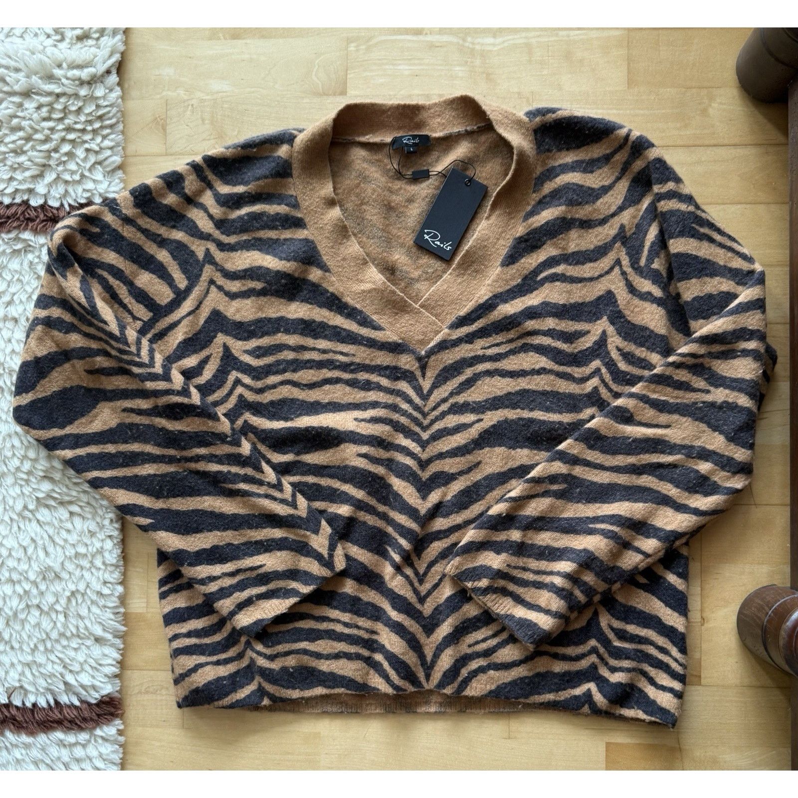 Rails NWT Rails Eleanor Tiger V Neck Sweater Wool Cashmere Blend L Size L / US 10 / IT 46 - 2 Thumbnail