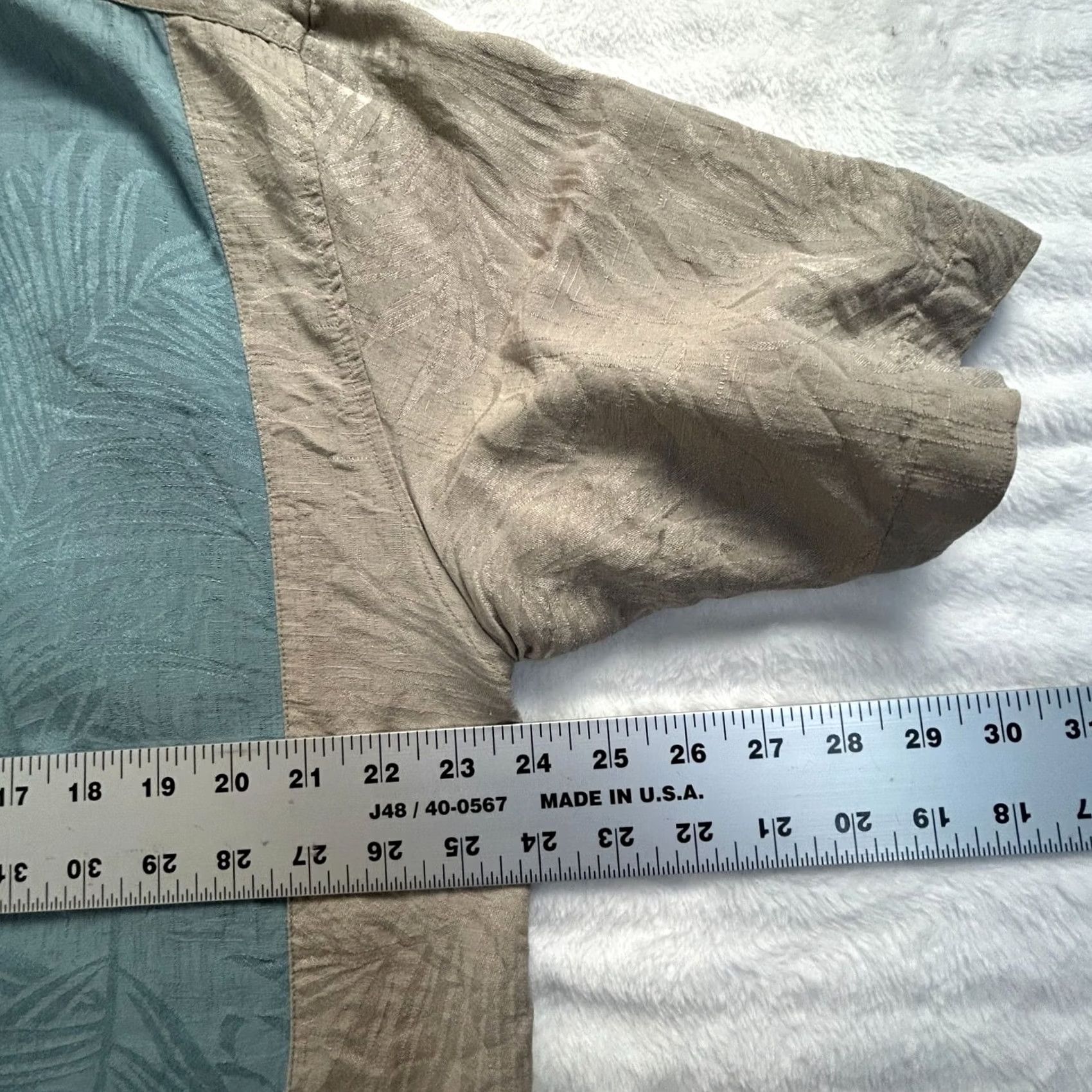 Vintage VINTAGE Silk Mens Large Short-Sleeve Button-Up Shirt Leaf Pattern Beige/Blue 90s Hawaiian Retro Size US L / EU 52-54 / 3 - 6 Thumbnail