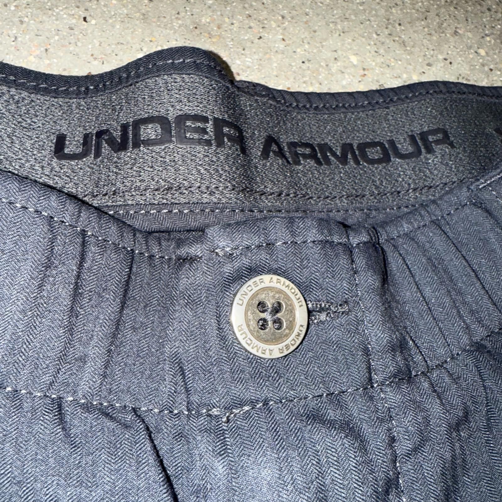 Under Armour Under Armour Shorts Mens 34 Black HeatGear Golf Chino Size US 34 / EU 50 - 2 Thumbnail