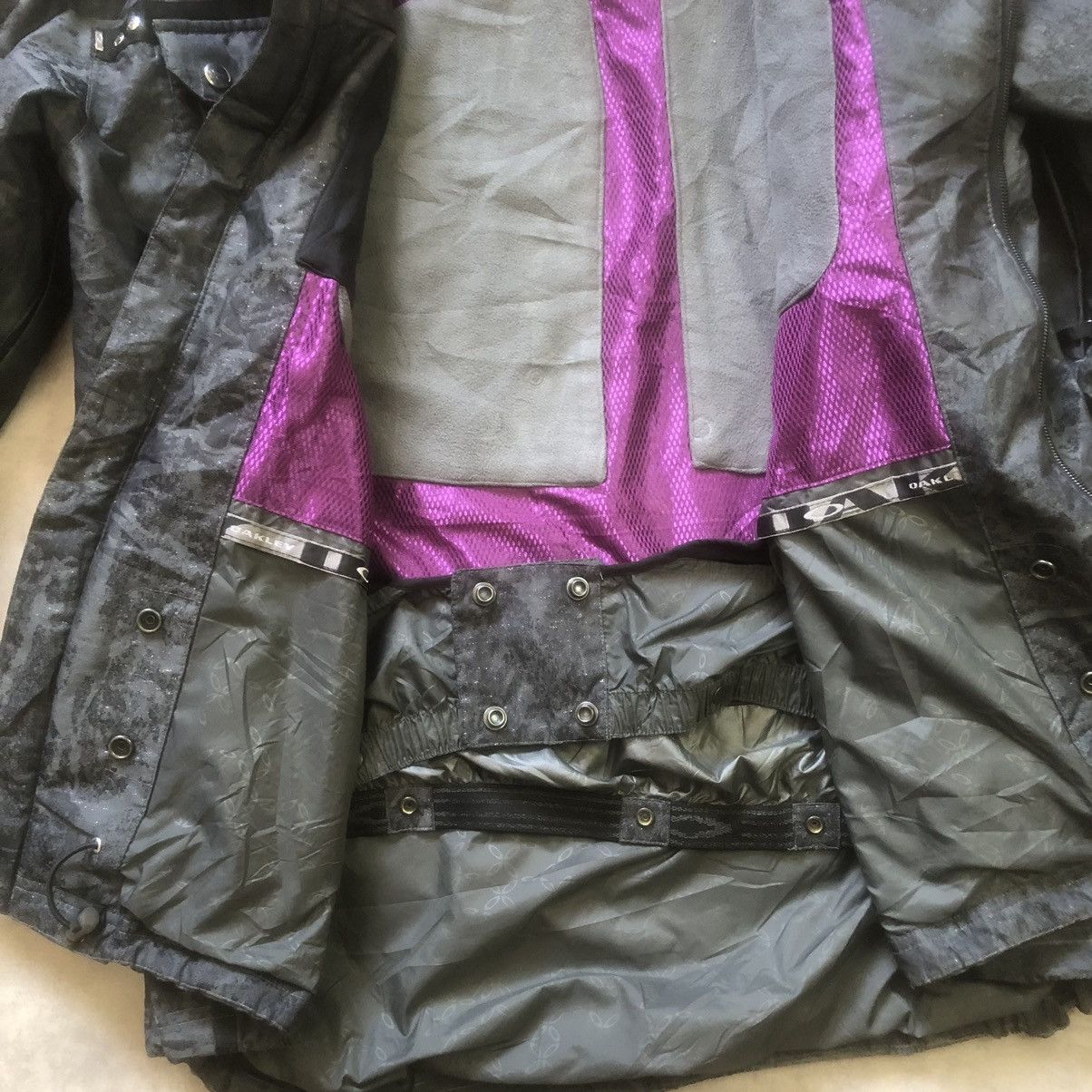 Oakley 2009 Oakley Software snowboard / ski insulated jacket Grey L Size US L / EU 52-54 / 3 - 9 Thumbnail