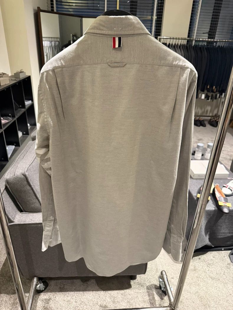 Thom Browne Thom Browne size4 Classic four-barrel shirt in light grey Size US XL / EU 56 / 4 - 2 Thumbnail