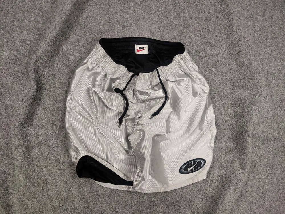 Nike 🔥 Vintage 90's Nike Swoosh reversible Silver Baggy Shorts Size US 34 / EU 50 - 1 Thumbnail