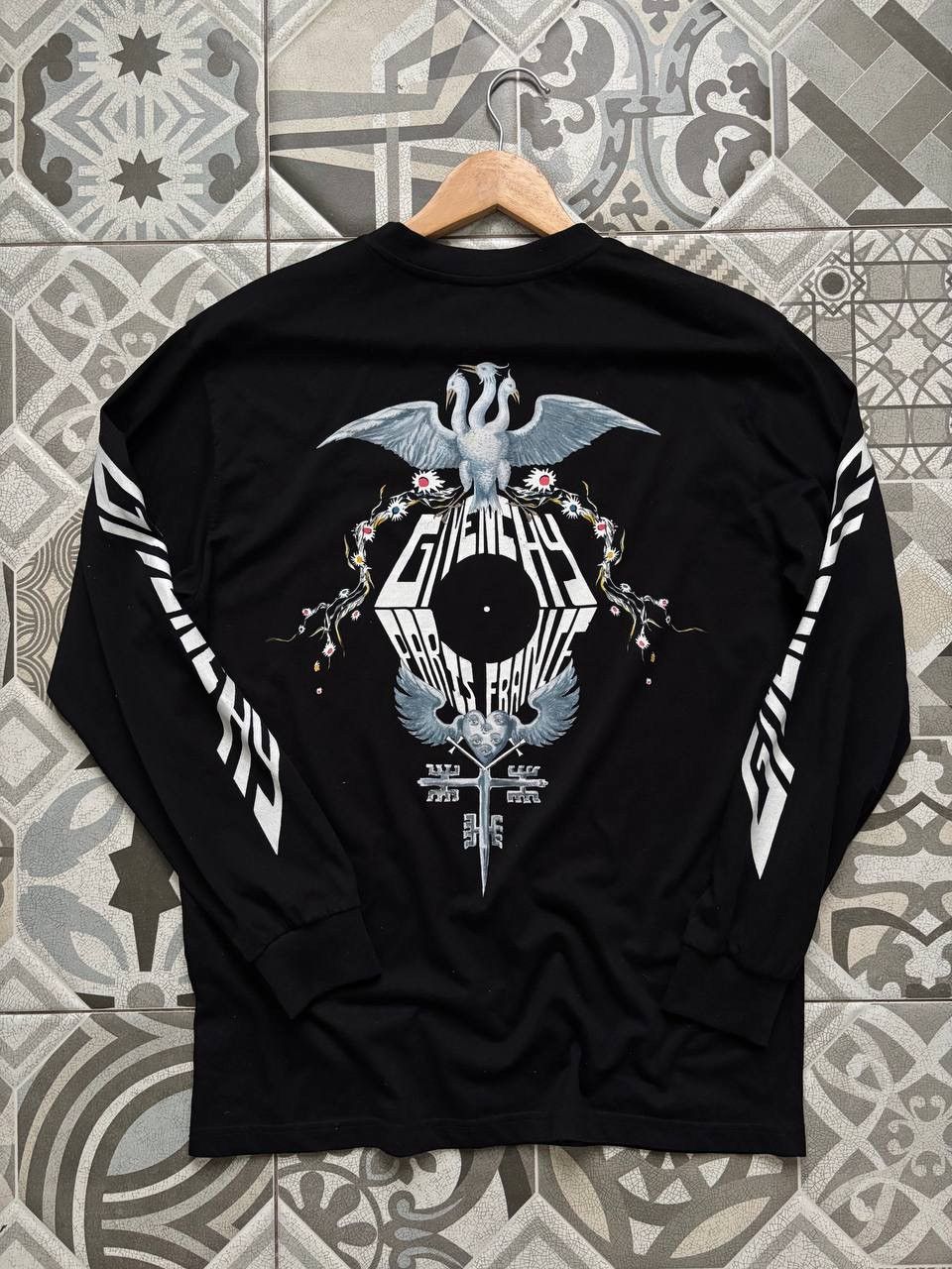 Givenchy Givenchy men’s long sleeve big logo Graphic Swan RRP~550$ Size US S / EU 44-46 / 1 - 7 Thumbnail