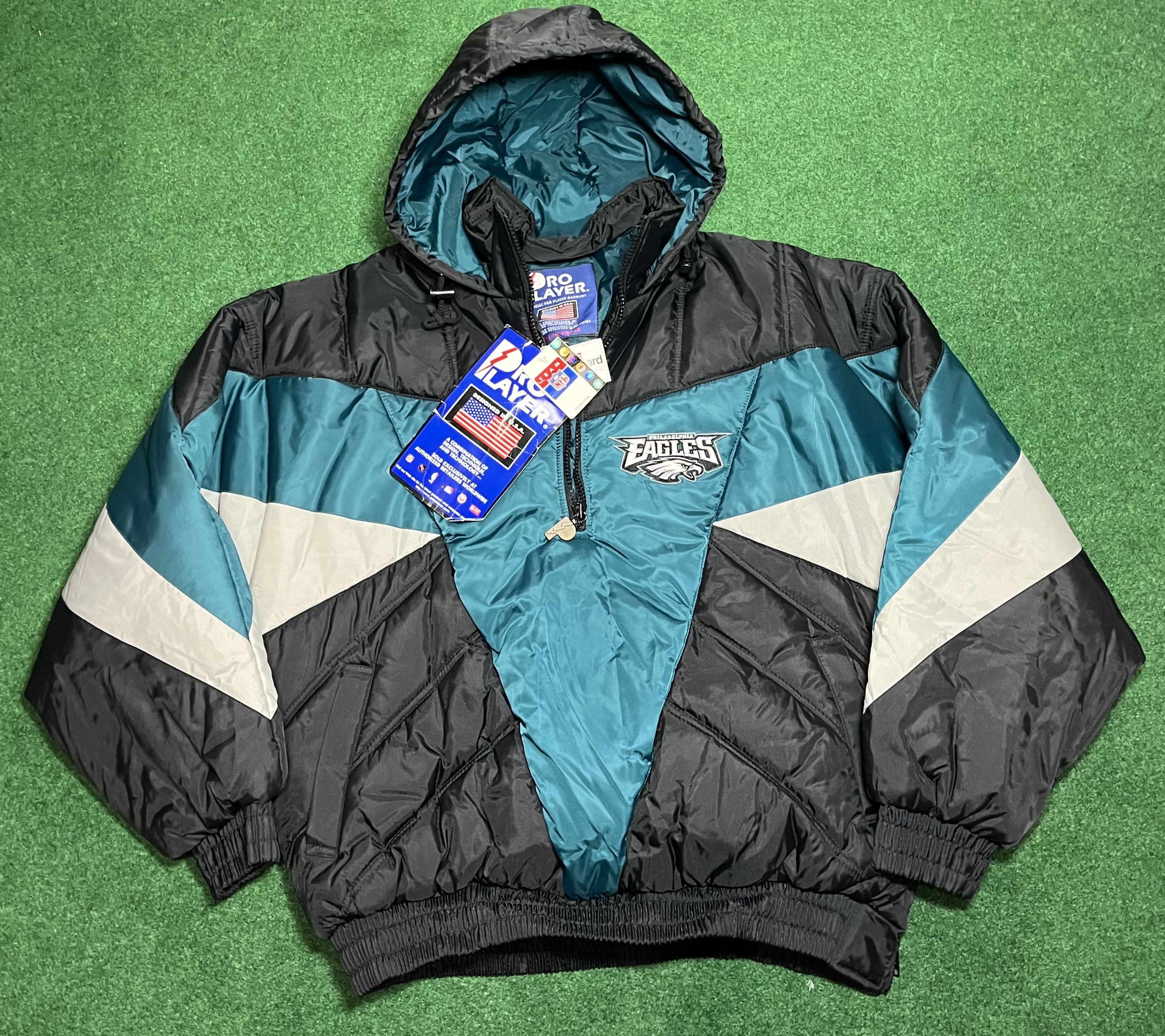 image of Philadelphia Eagles Vintage 90's Pro Player Puffer Jacket in Black, Men's (Size XL)