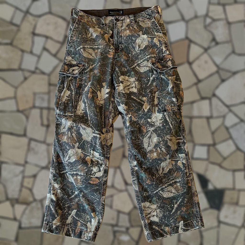 Abercrombie & Fitch Abercrombie & Fitch Baggy Reissue Twill Camo Cargo Pants Men’s 31x29 Size US 31 - 1 Thumbnail