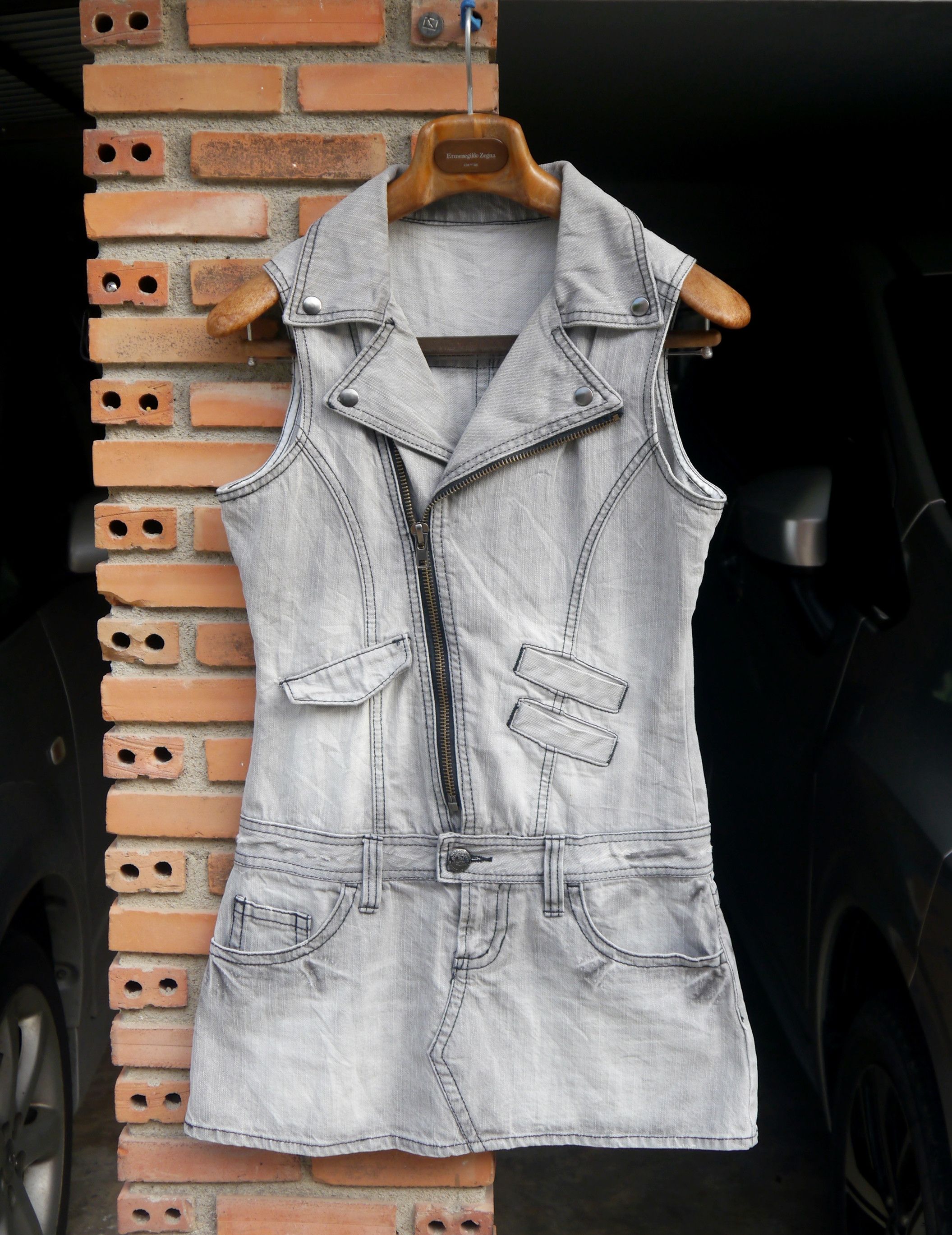 (D76) Ems Excite Side Zipper Gray Distressed denim dress