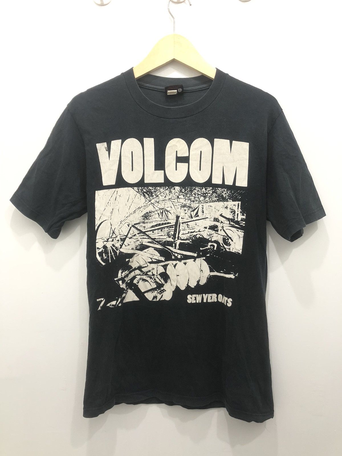 Vintage × Volcom Vintage 00s Volcom SkateBoarding Tshirt Tee Size US S / EU 44-46 / 1 - 1 Thumbnail
