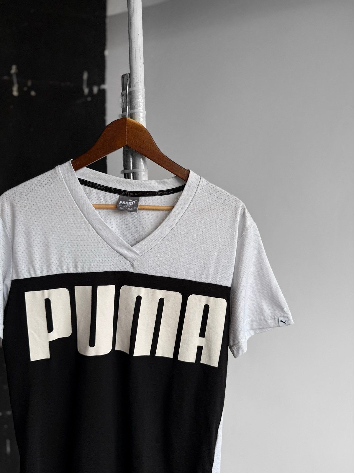 Puma Puma Women Black White Short Sleeve V-Neck T-Shirt Big Print Size S / US 4 / IT 40 - 2 Thumbnail