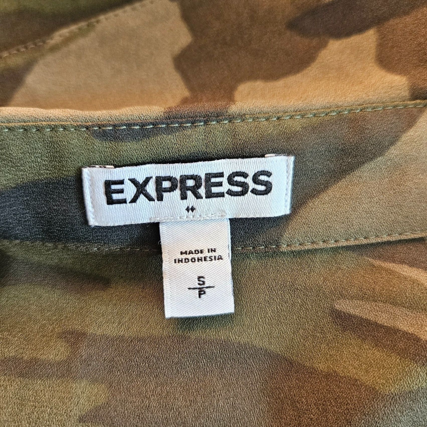 Express Express Womens Button Up Top Slim Green Camo Long Sleeve V-Neck XS? Size S / US 4 / IT 40 - 4 Thumbnail