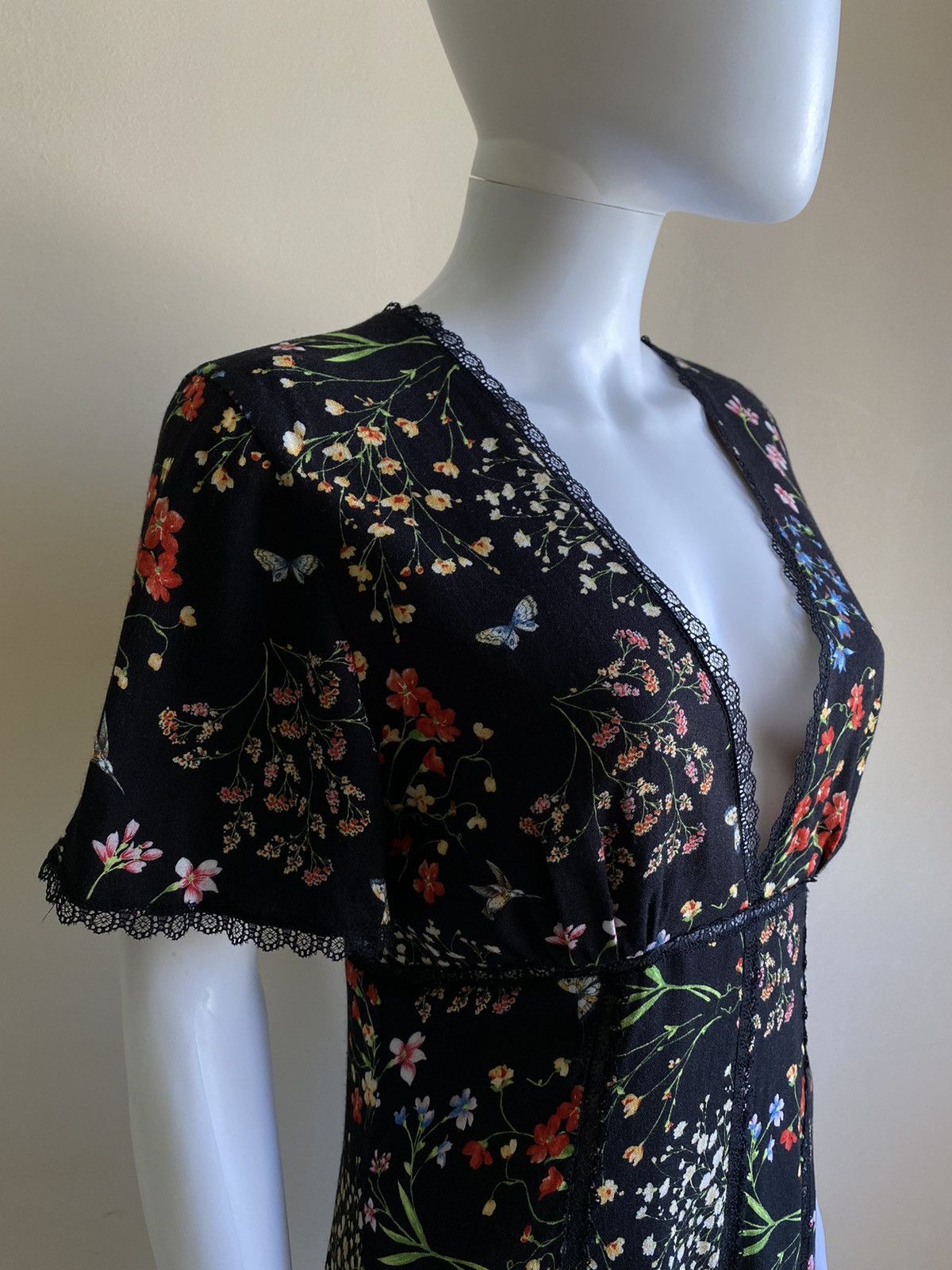 Alice + Olivia Alice + Olivia Black Floral Short Sleeve V-Neck Mini Dress Size S / US 4 / IT 40 - 5 Thumbnail