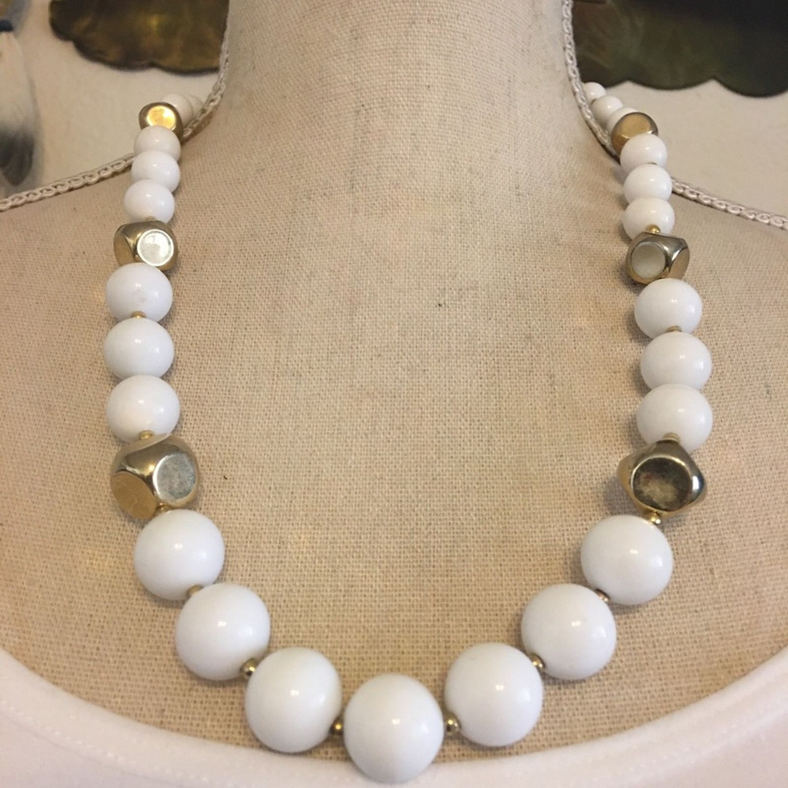 Vintage Vintage white and gold tone chunky bead necklace Size ONE SIZE - 1 Thumbnail