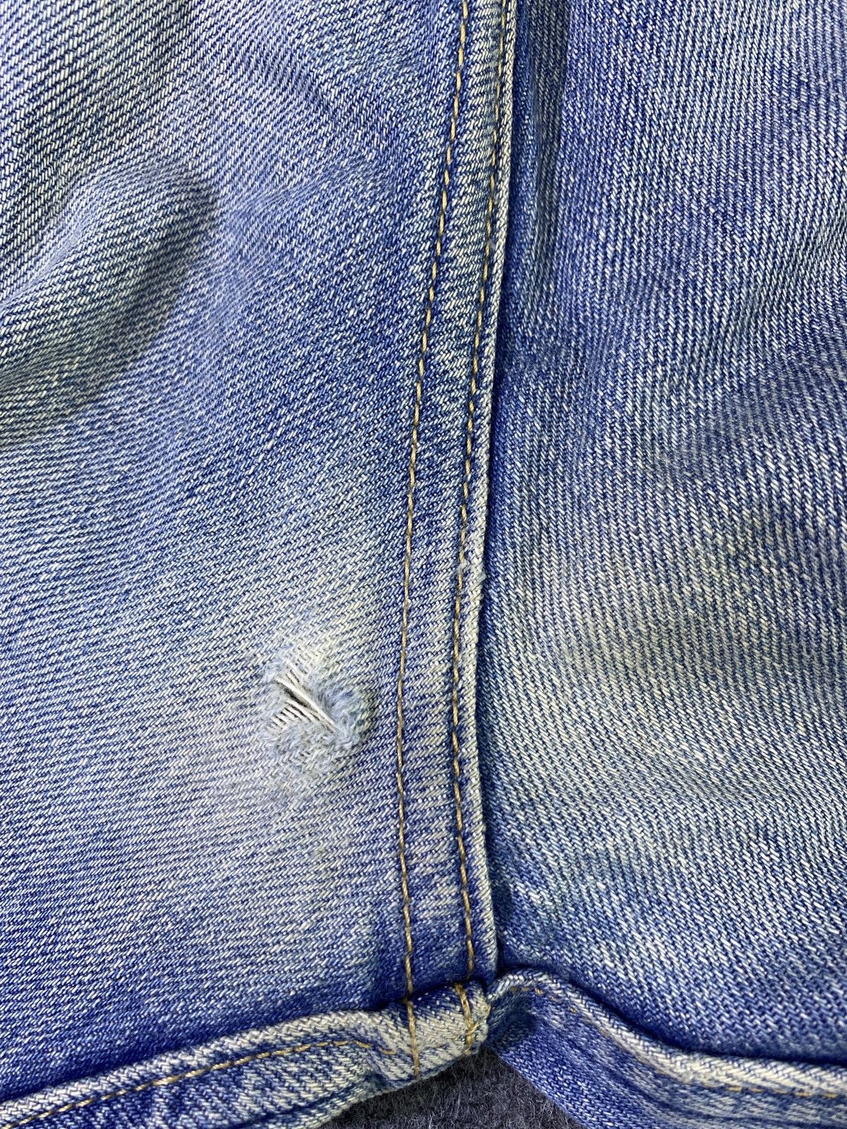 Jean × Levi's × Vintage Vintage Levis 519 Distressed Blue Wash Jeans - J964 Size US 31 - 16 Thumbnail
