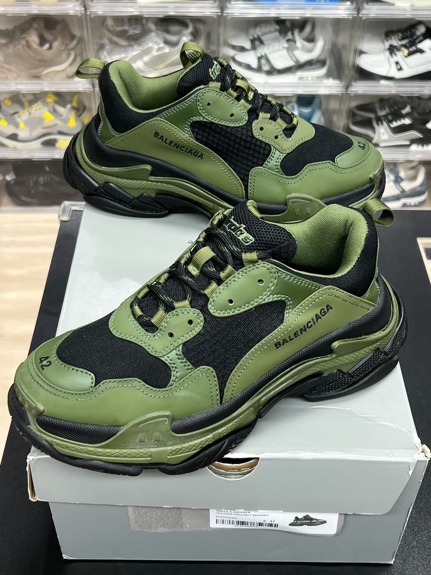 Balenciaga Balenciaga Green Lowtop Sneakers 9 Men Size US 9 / EU 42 - 1 Thumbnail