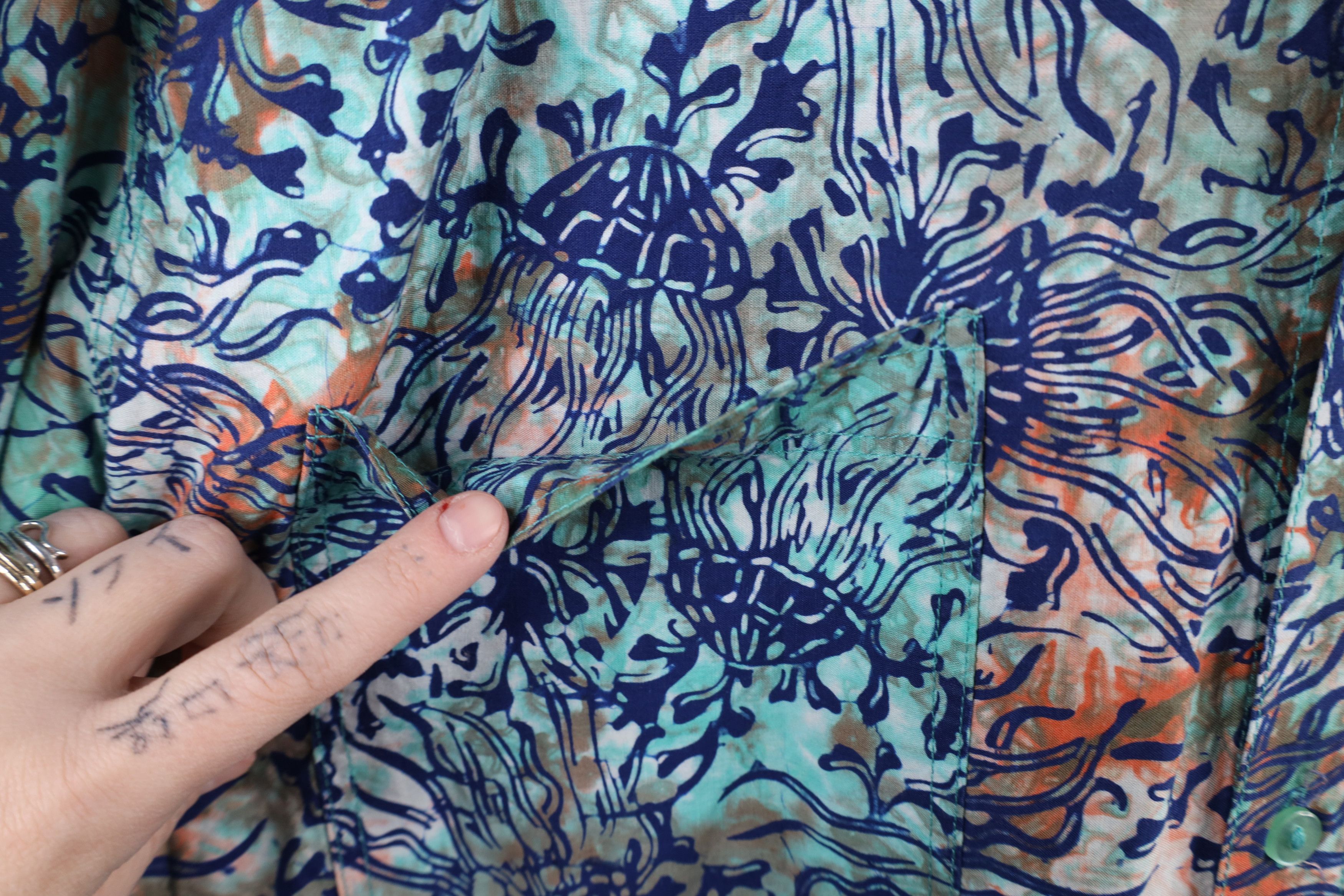 Vintage Vintage 90s Streetwear Abstract Fish Baggy Surf Button Shirt Size US M / EU 48-50 / 2 - 5 Thumbnail