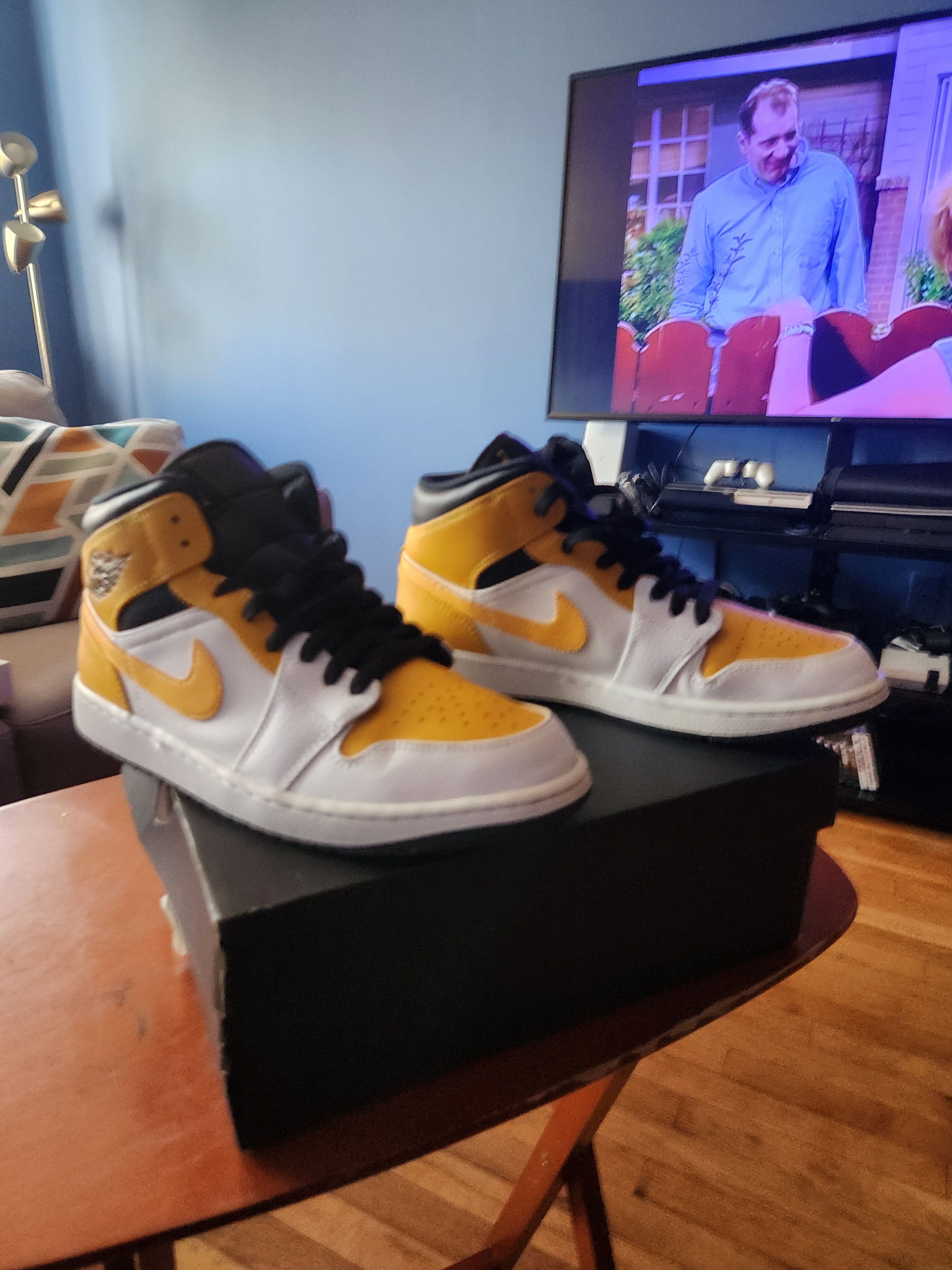 Nike Air jordan 1 mid Size US 9 / EU 42 - 4 Thumbnail