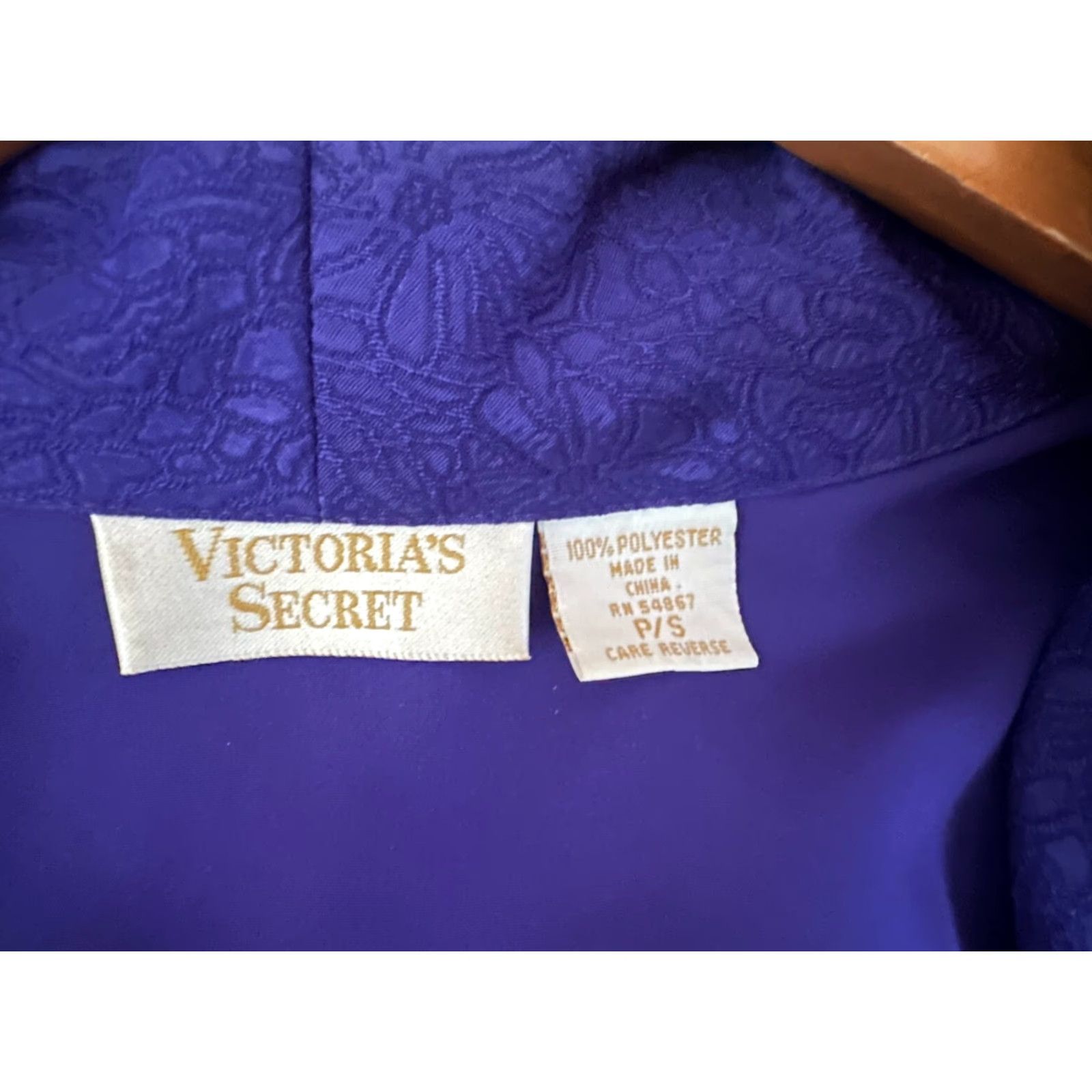 Victoria's Secret VINTAGE Victoria's Secret GOLD LABEL Purple Robe Kimono P/S 100% Polyester Women Robe Retro Sexy Mens? Ladies? Size ONE SIZE - 4 Thumbnail
